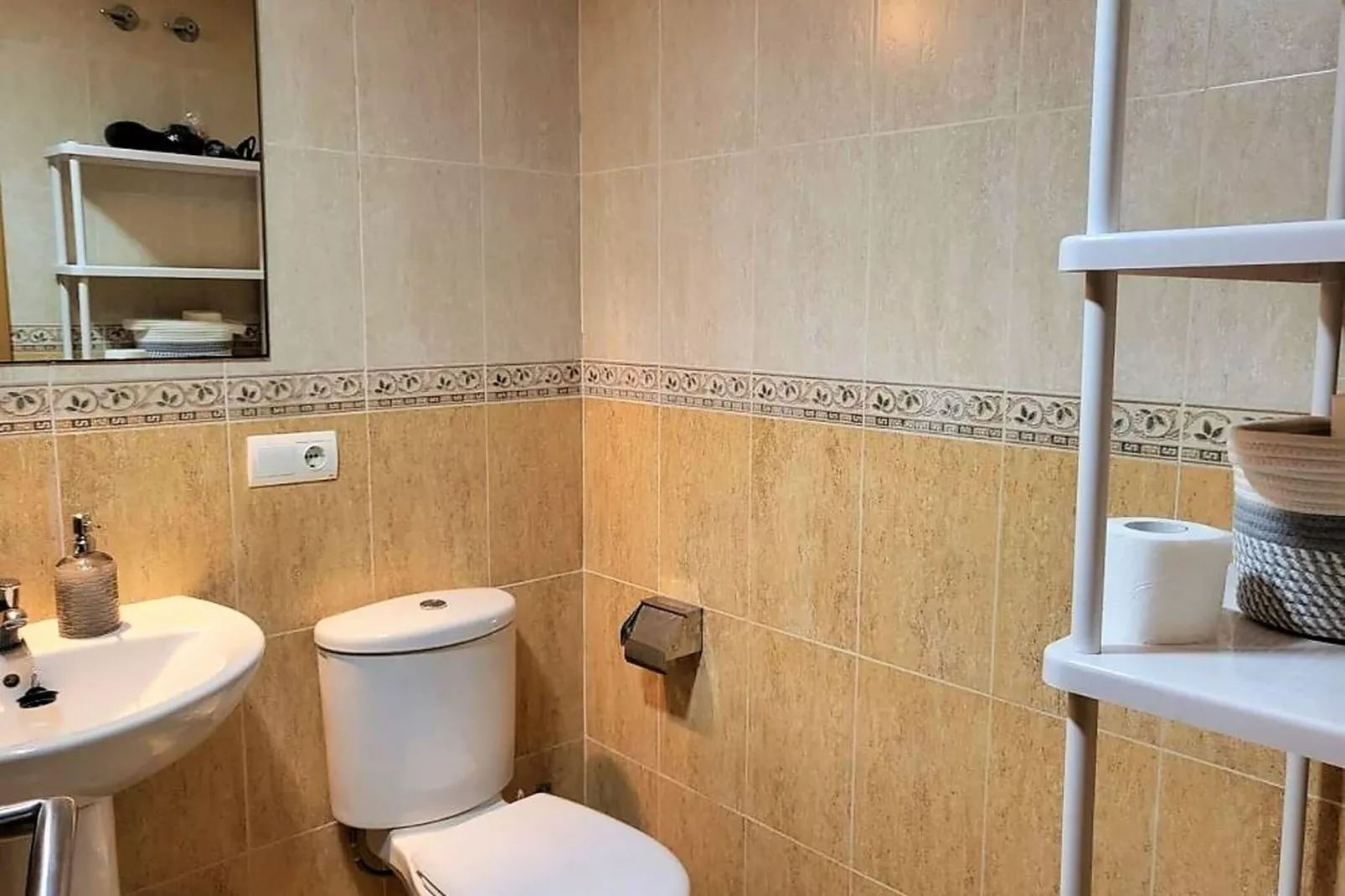 Bajo con terraza jardín y piscina privada-Bathroom