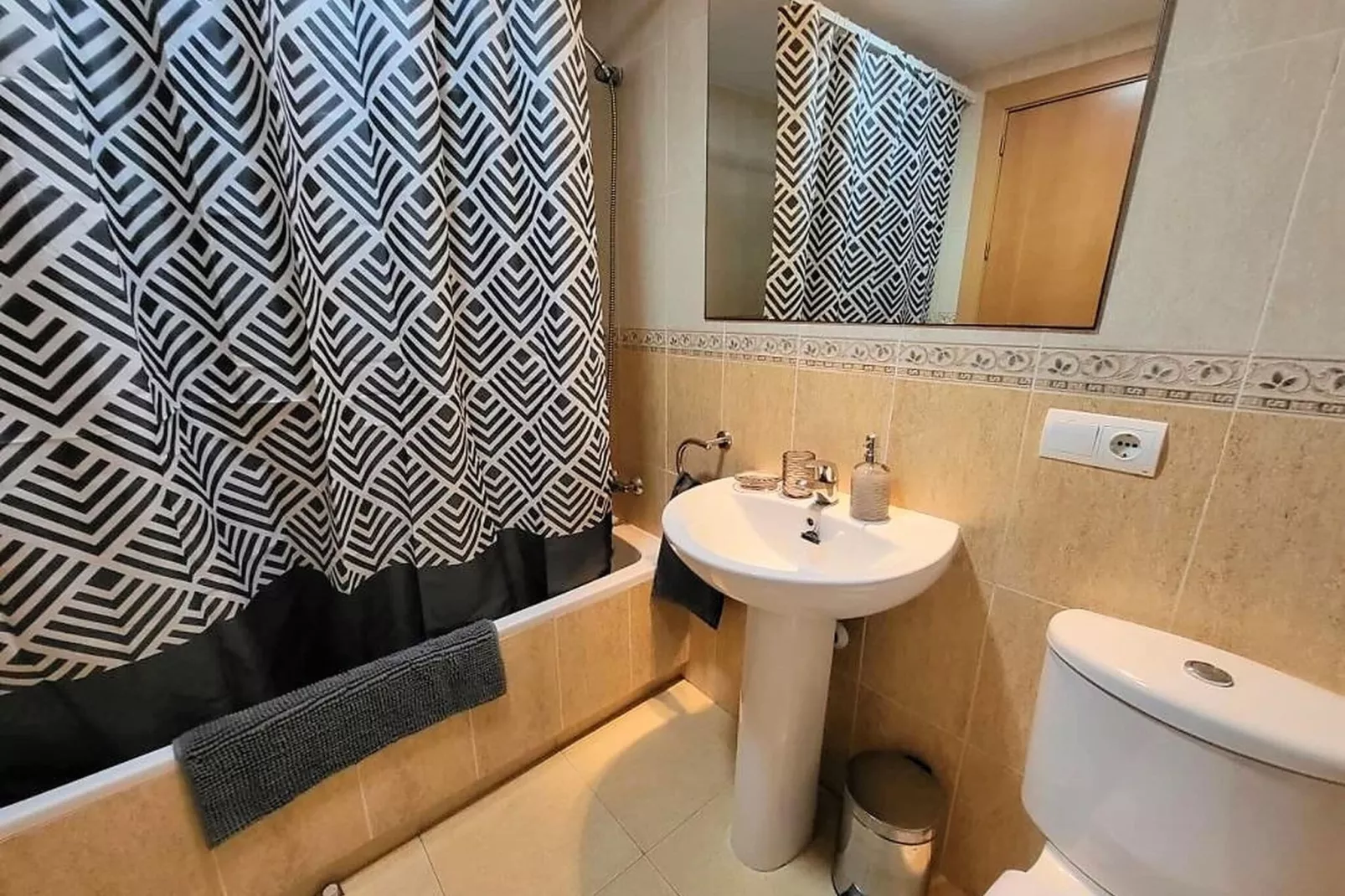 Bajo con terraza jardín y piscina privada-Bathroom