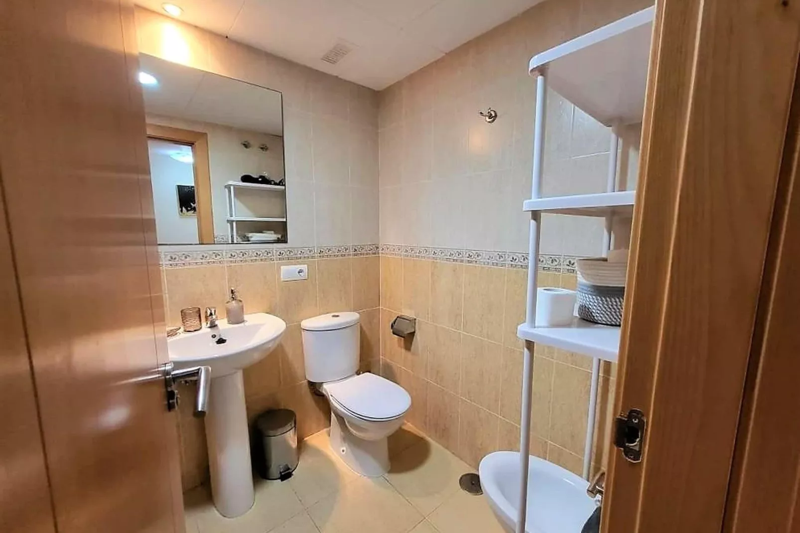 Bajo con terraza jardín y piscina privada-Bathroom