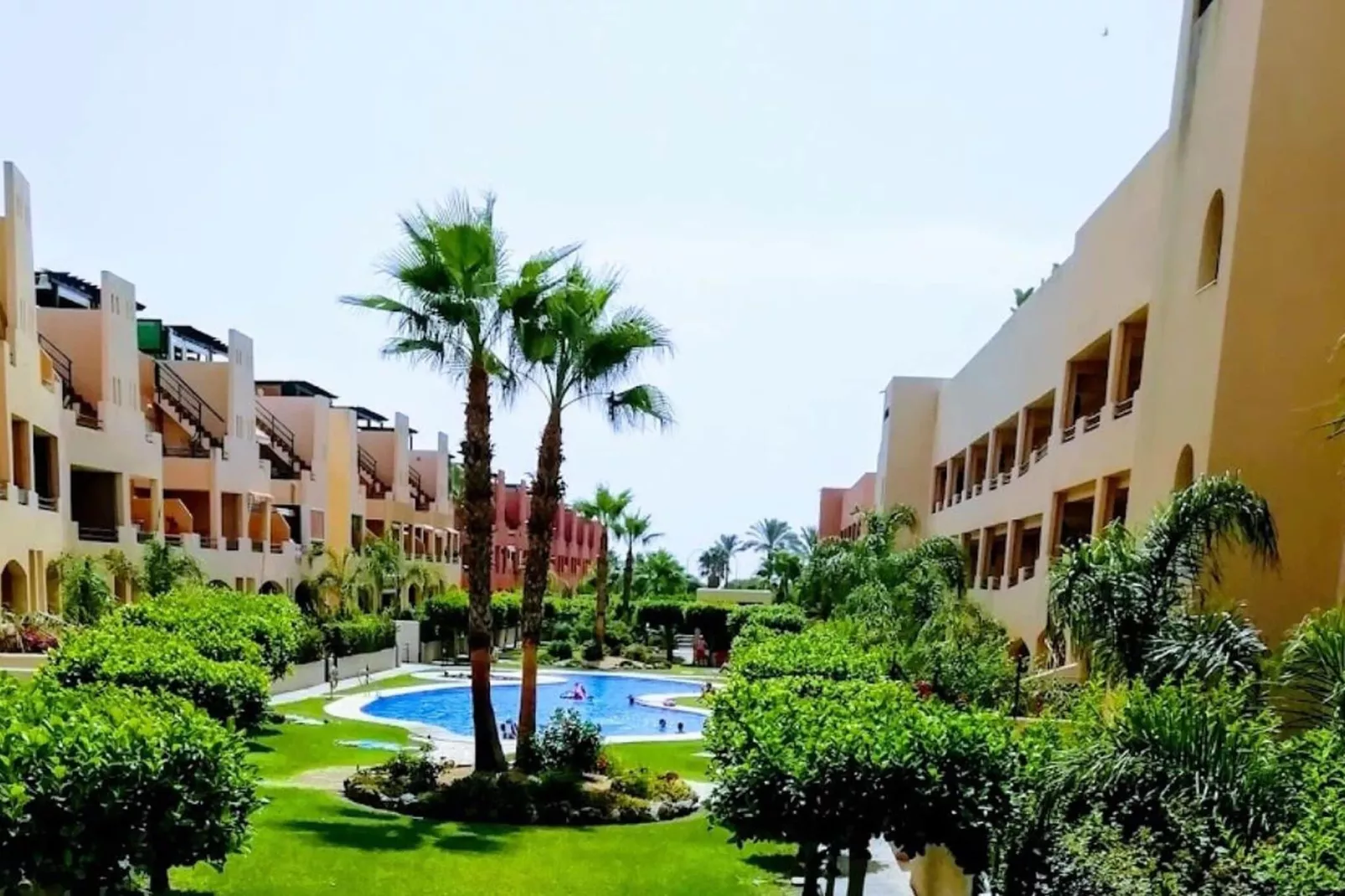 Bajo con terraza jardín y piscina privada-View summer