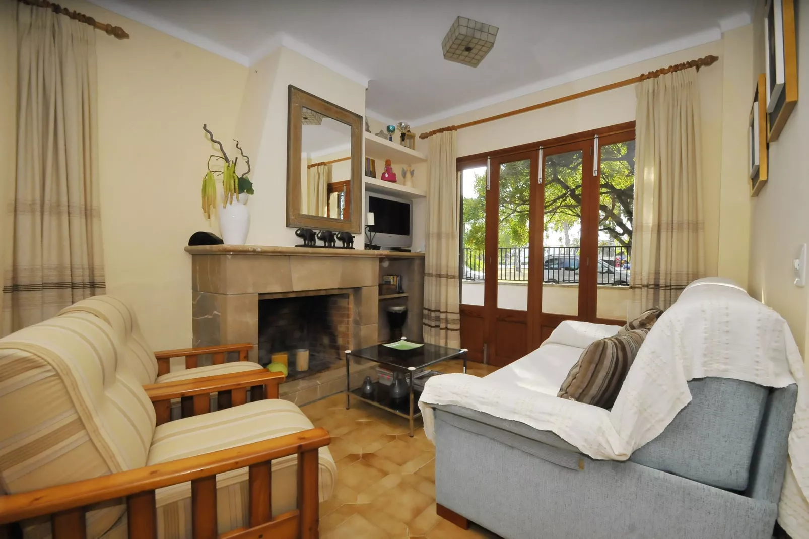 Cora-Living room
