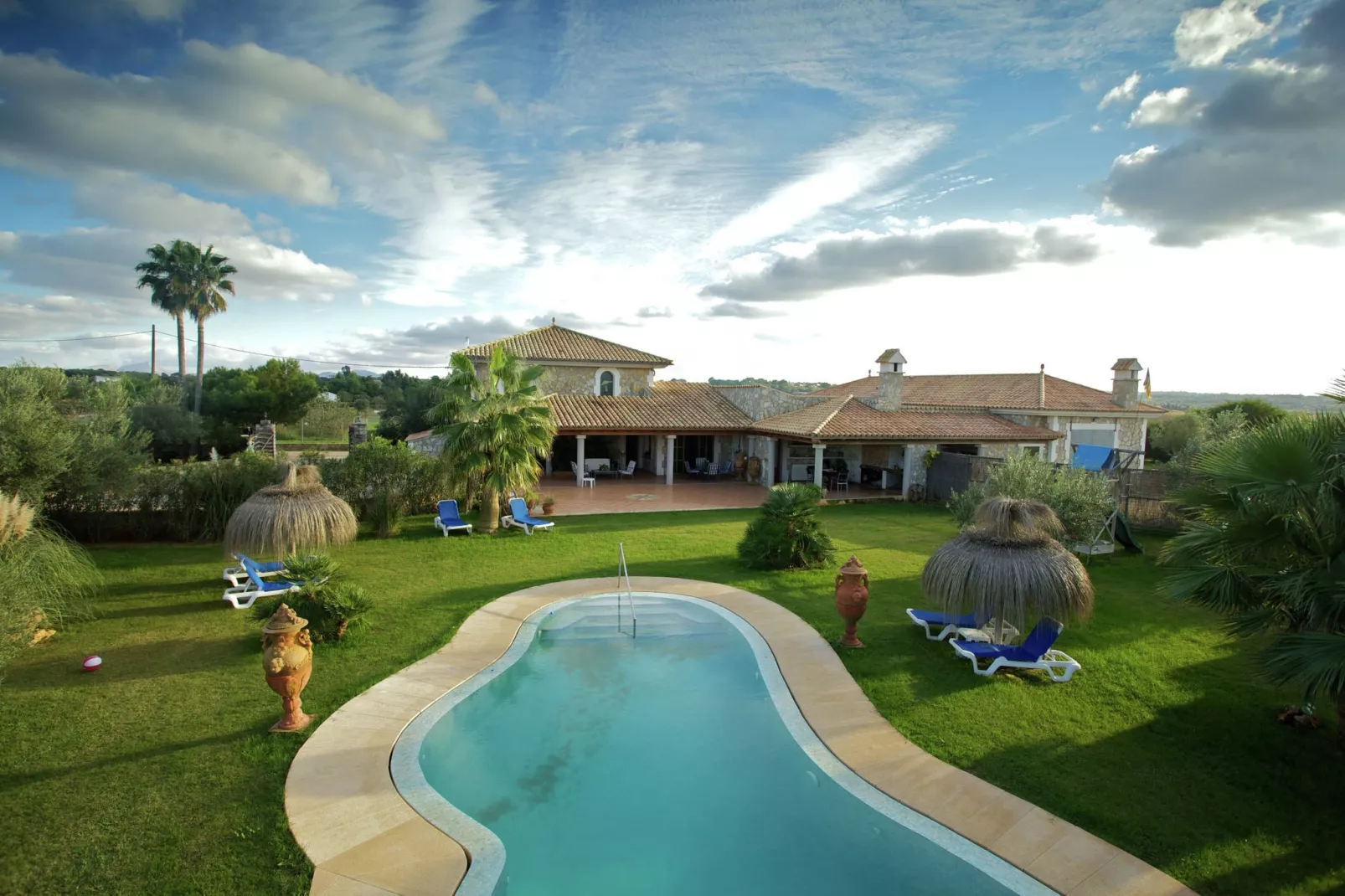 Gamundi-Exterior summer