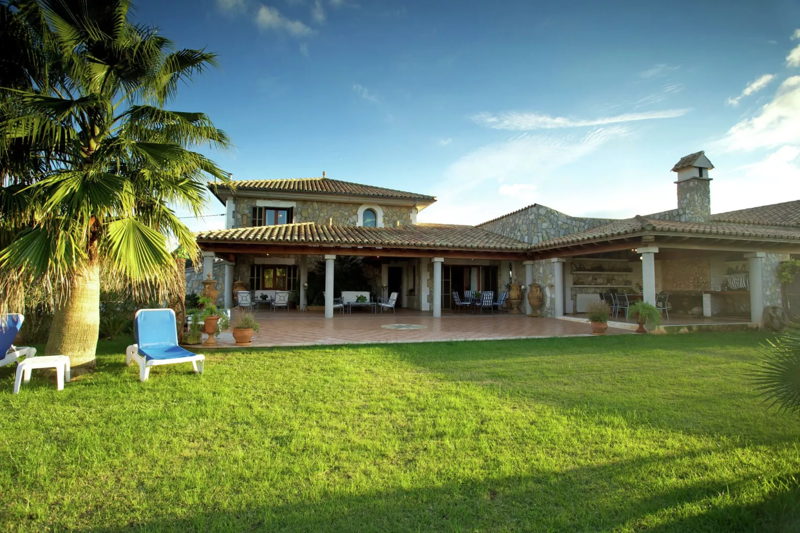 Gamundi-Exterior summer