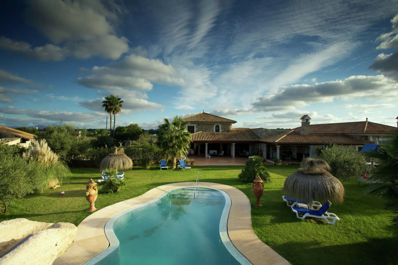 Gamundi-Exterior summer