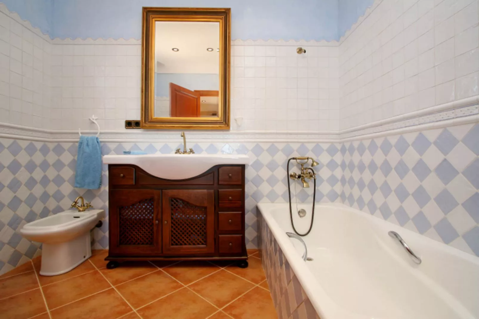Gamundi-Bathroom