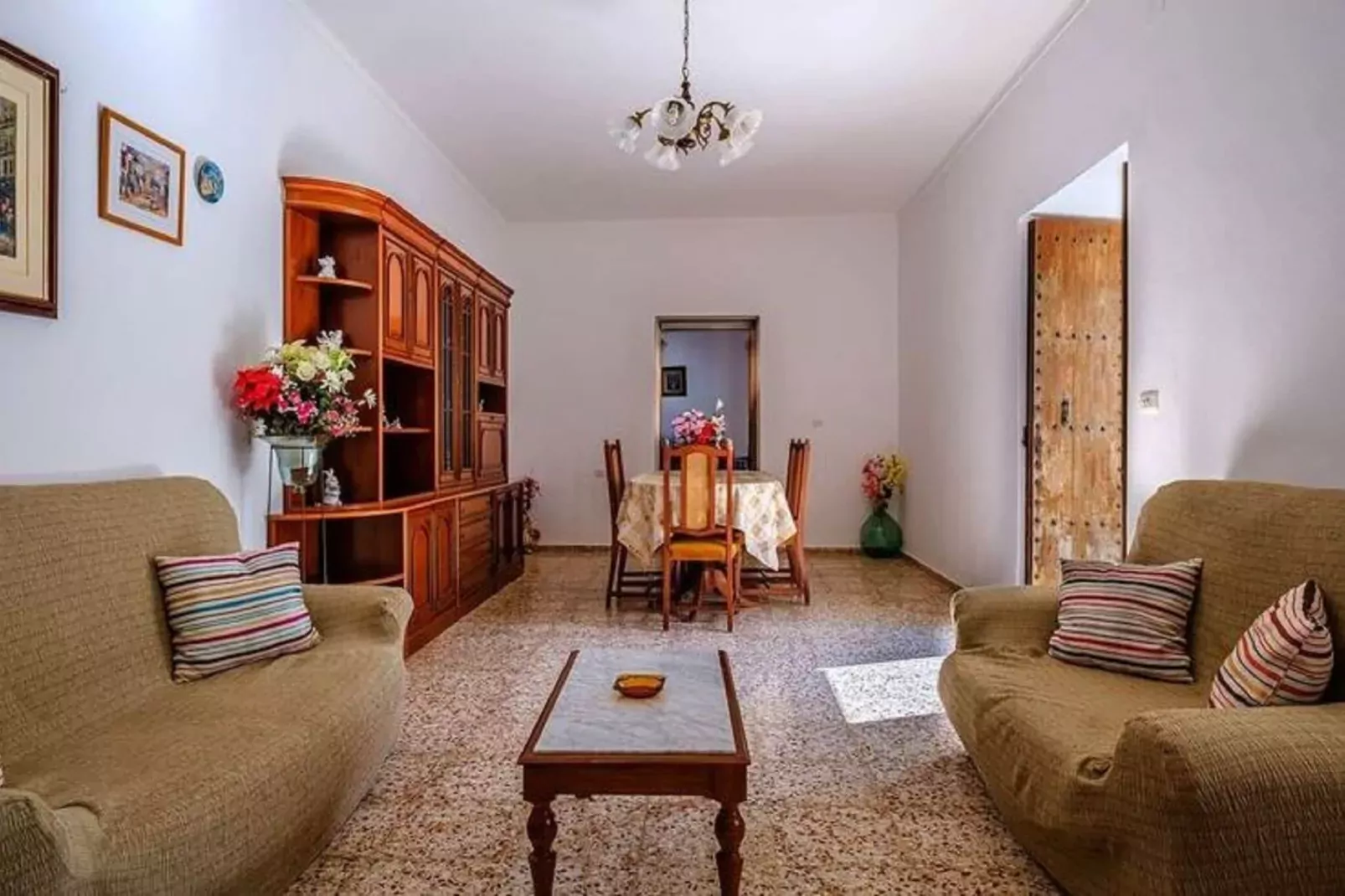 Aubergine-Living room