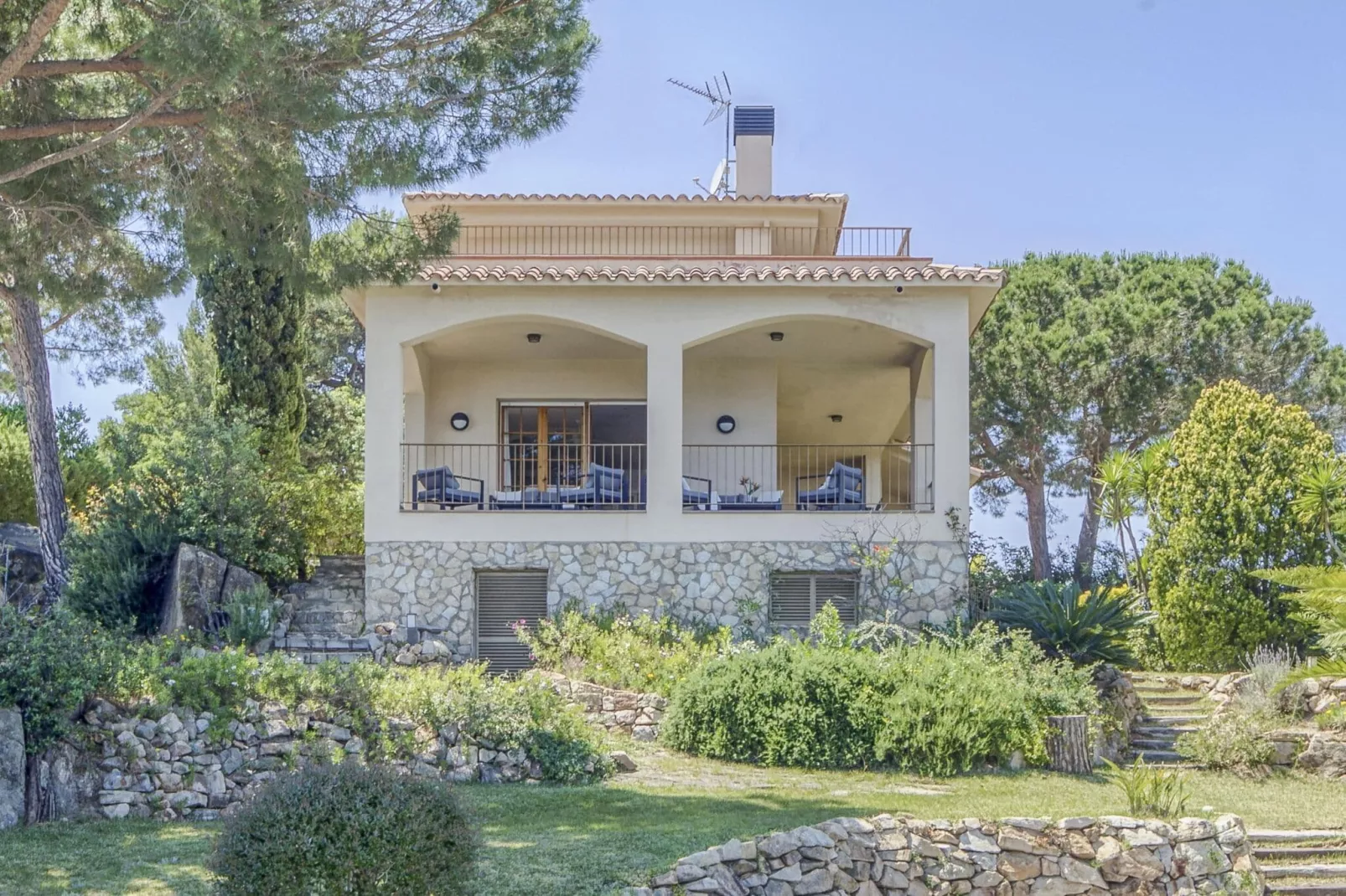Villa Portinyol-Gardens summer