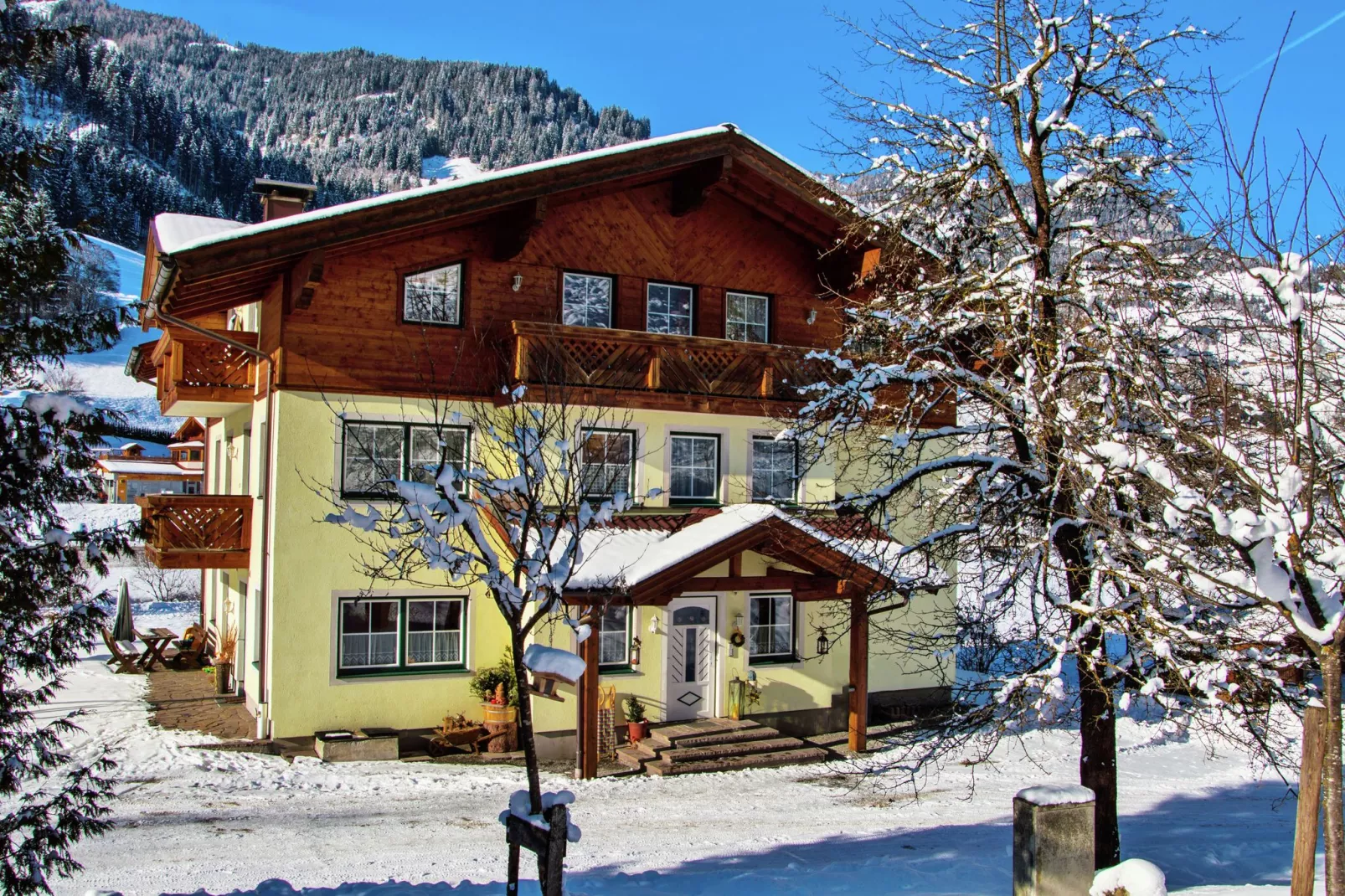 Brigitte-Exterior winter
