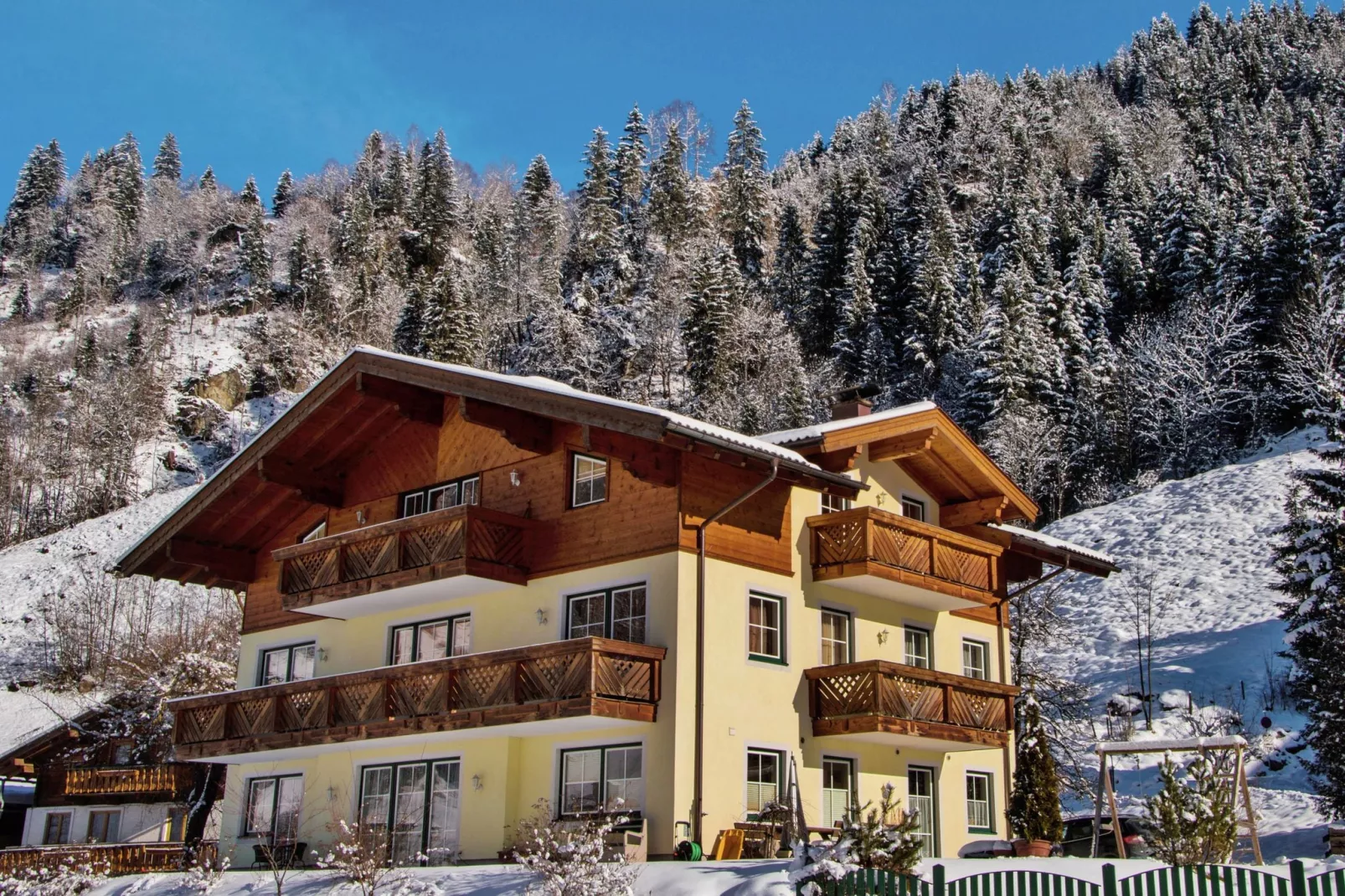 Brigitte-Exterior winter