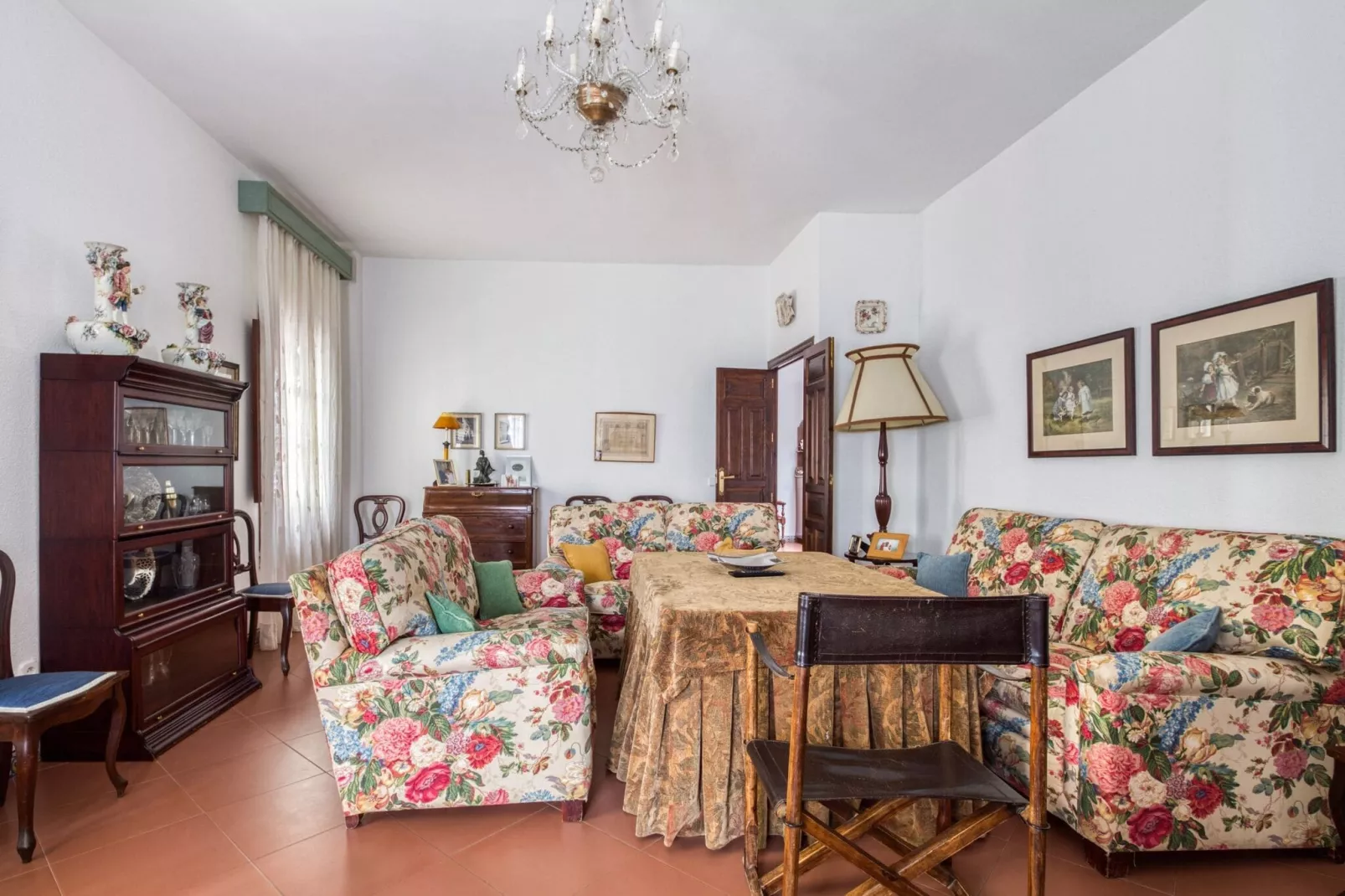 Beautiful house in a unique town-Living room