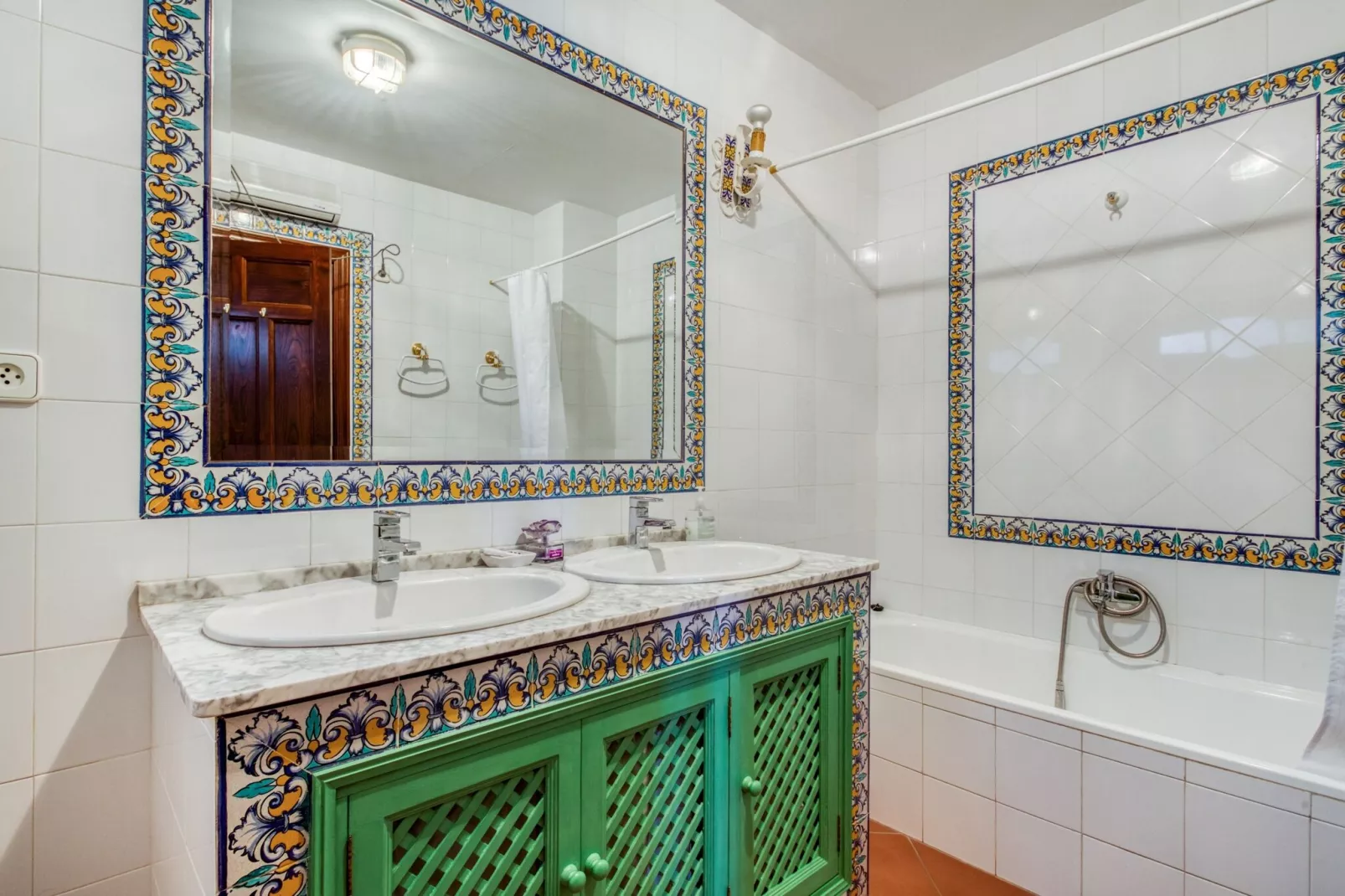 Beautiful house in a unique town-Bathroom