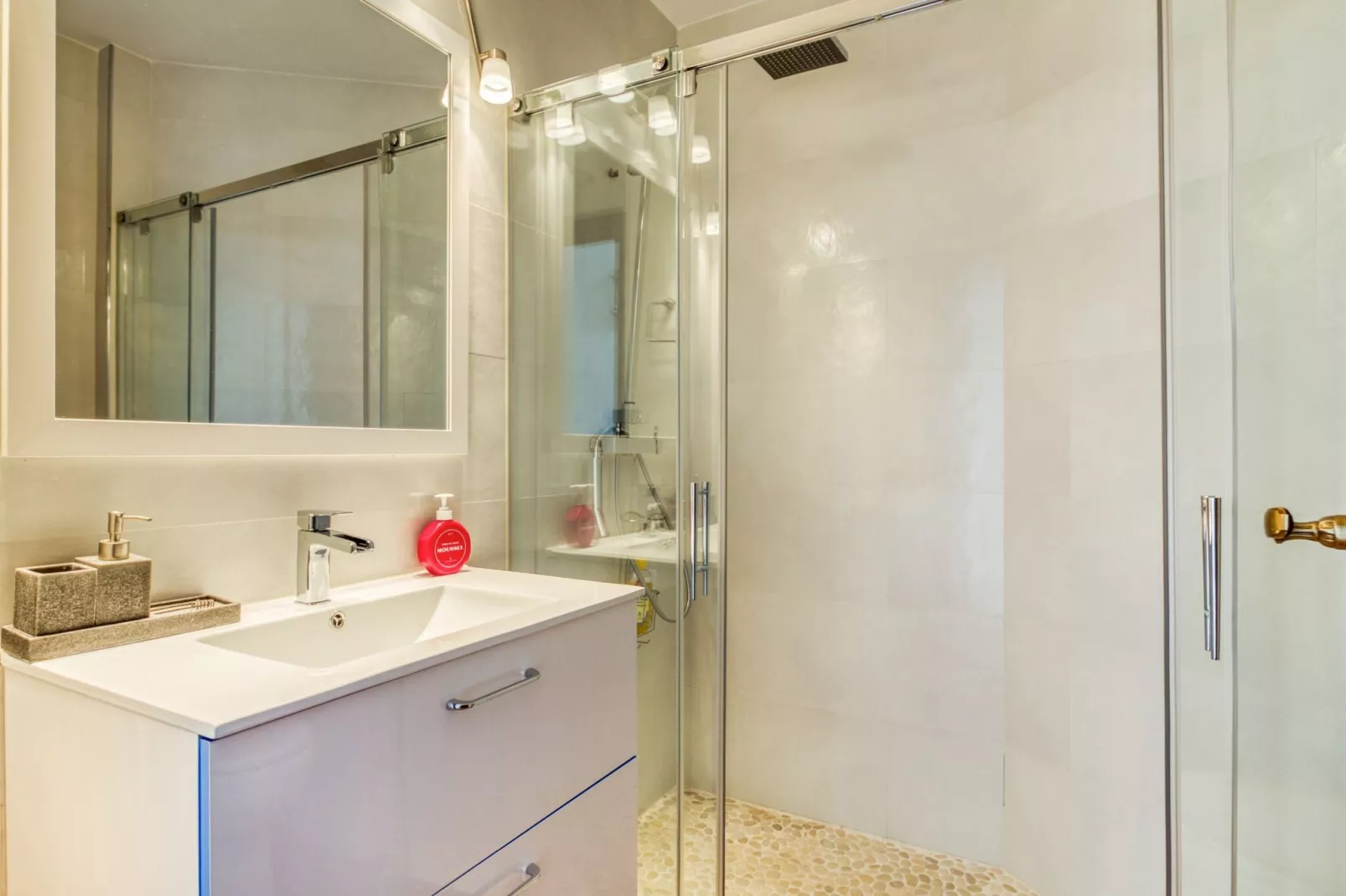 Beautiful house in a unique town-Bathroom