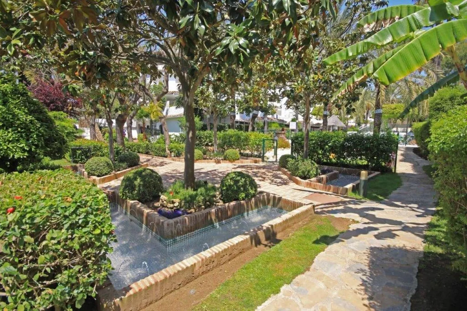 Golden Beach house-Gardens summer