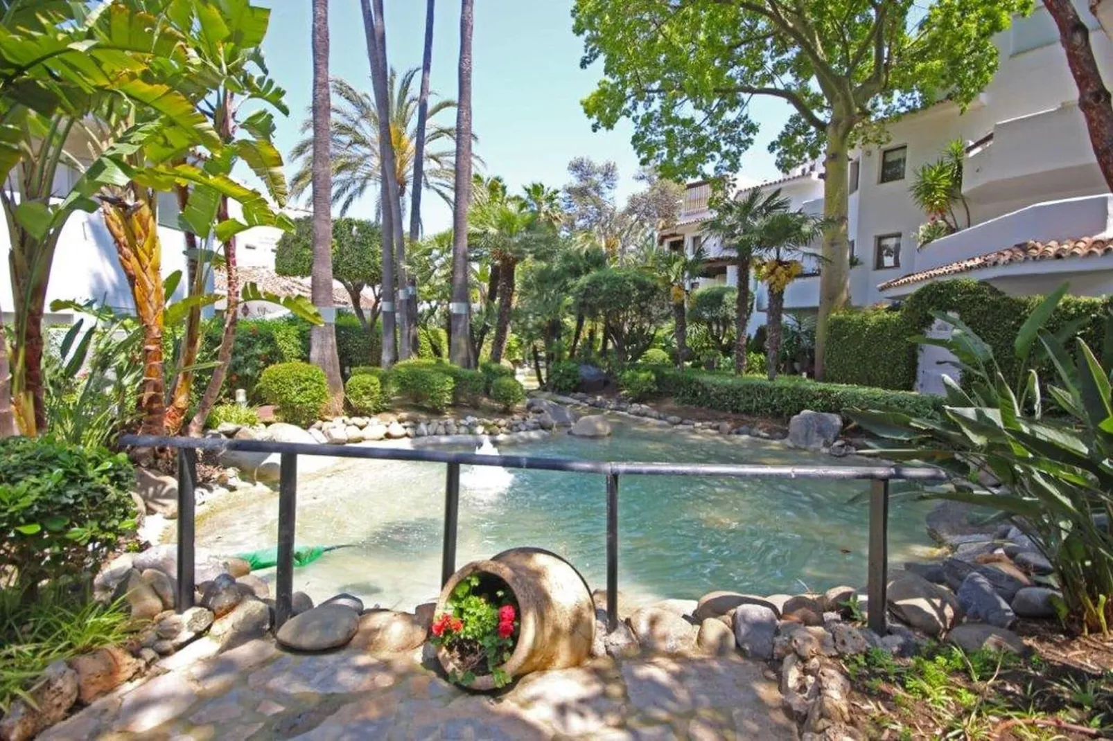 Golden Beach house-Gardens summer