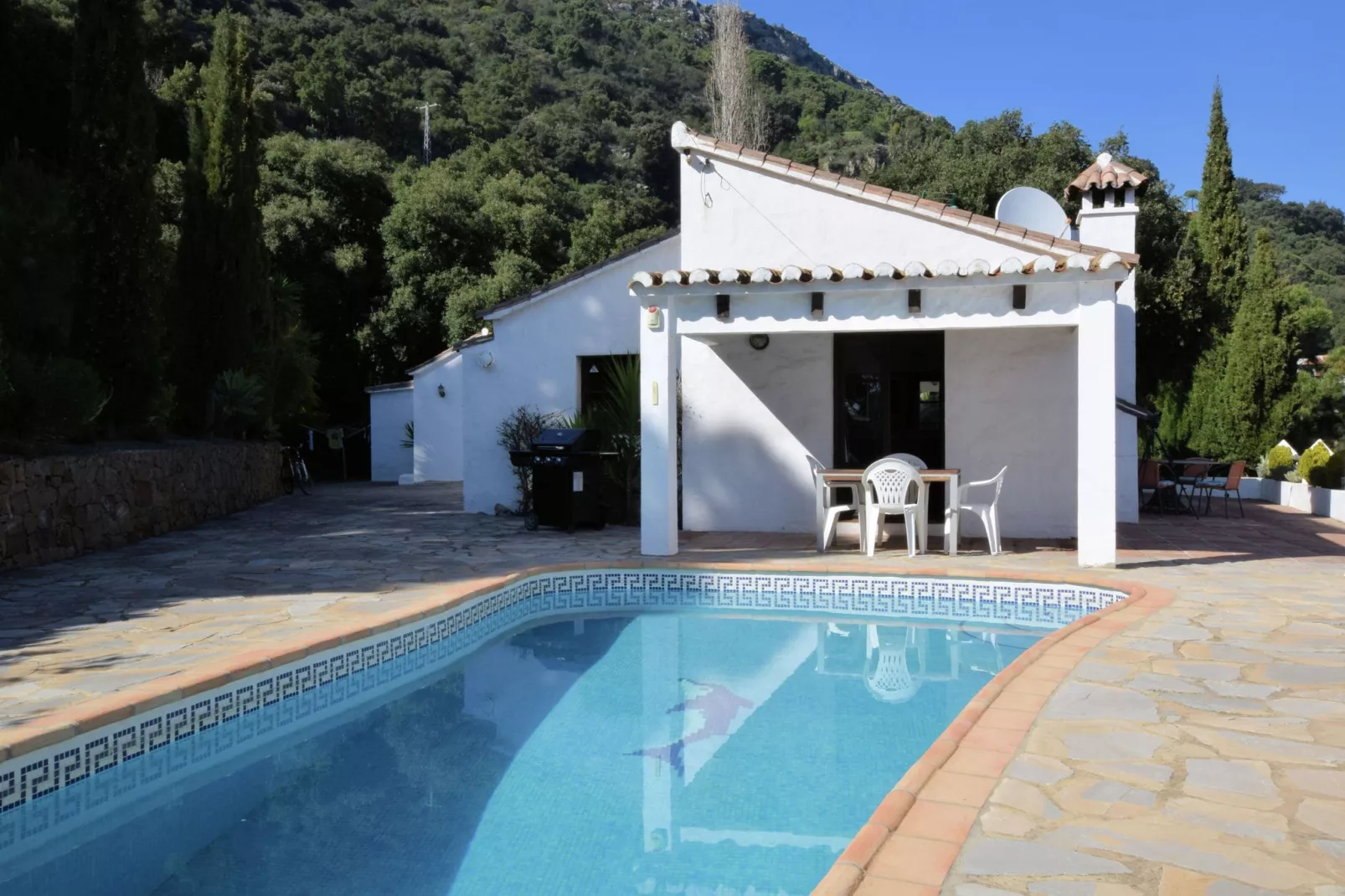 Las Cerezas-Exterior summer