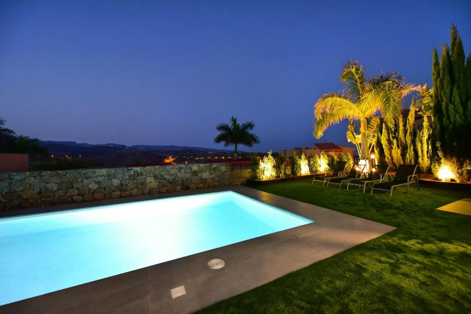 Villa Par 4-8-Pool