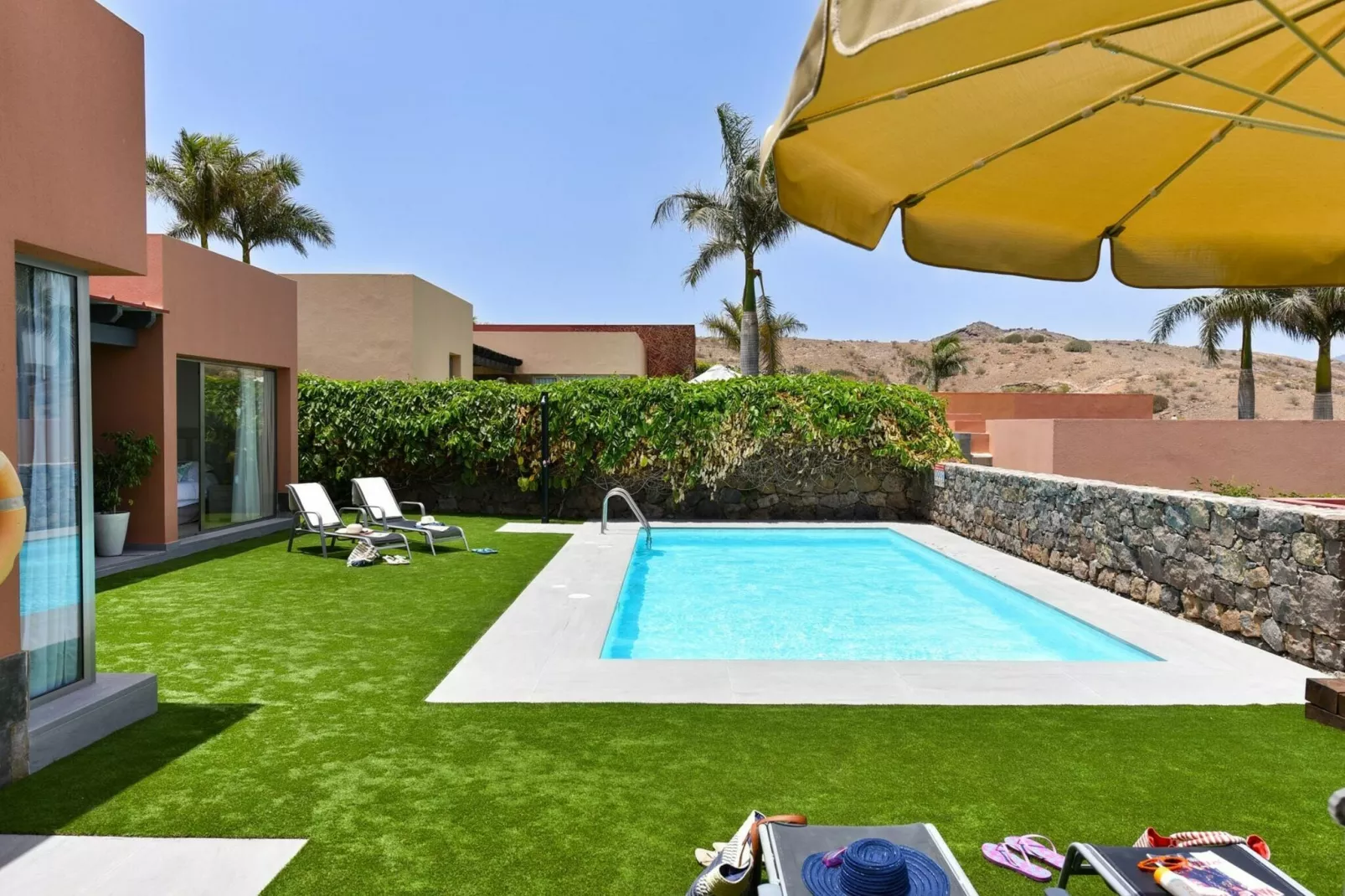 Villa Par 4-8-Pool