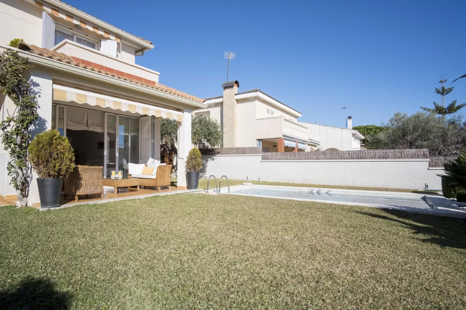 Casa Linda-Exterior in summer