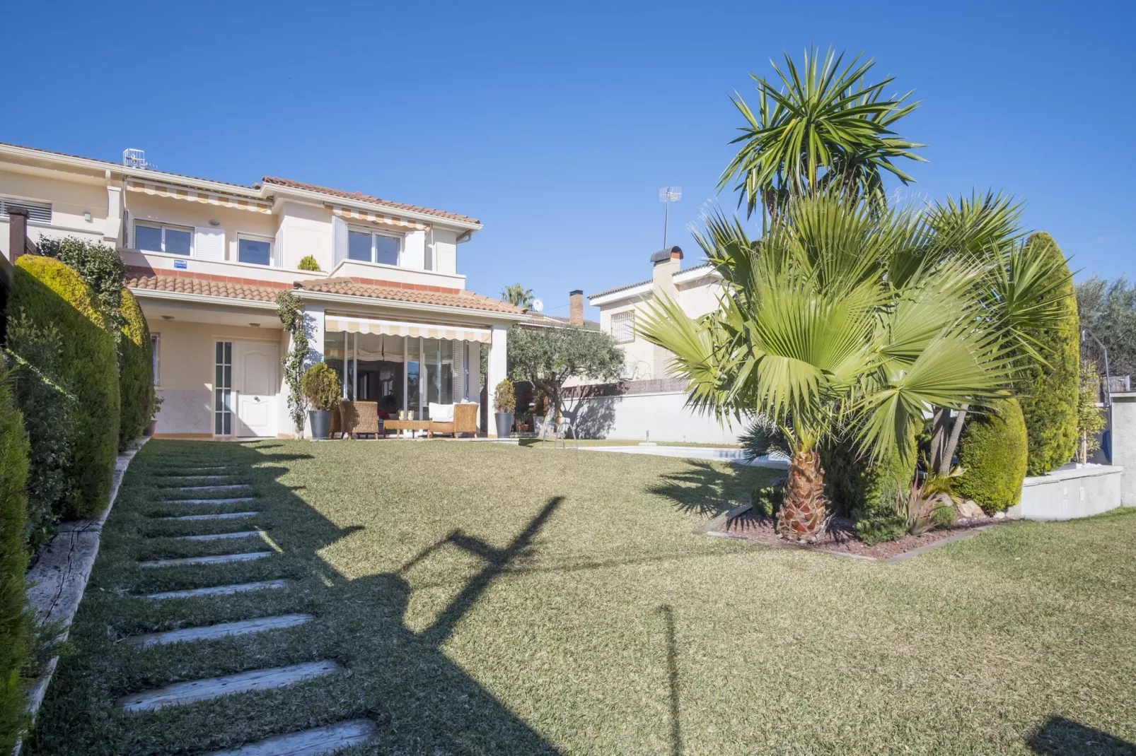 Casa Linda-Gardens in summer