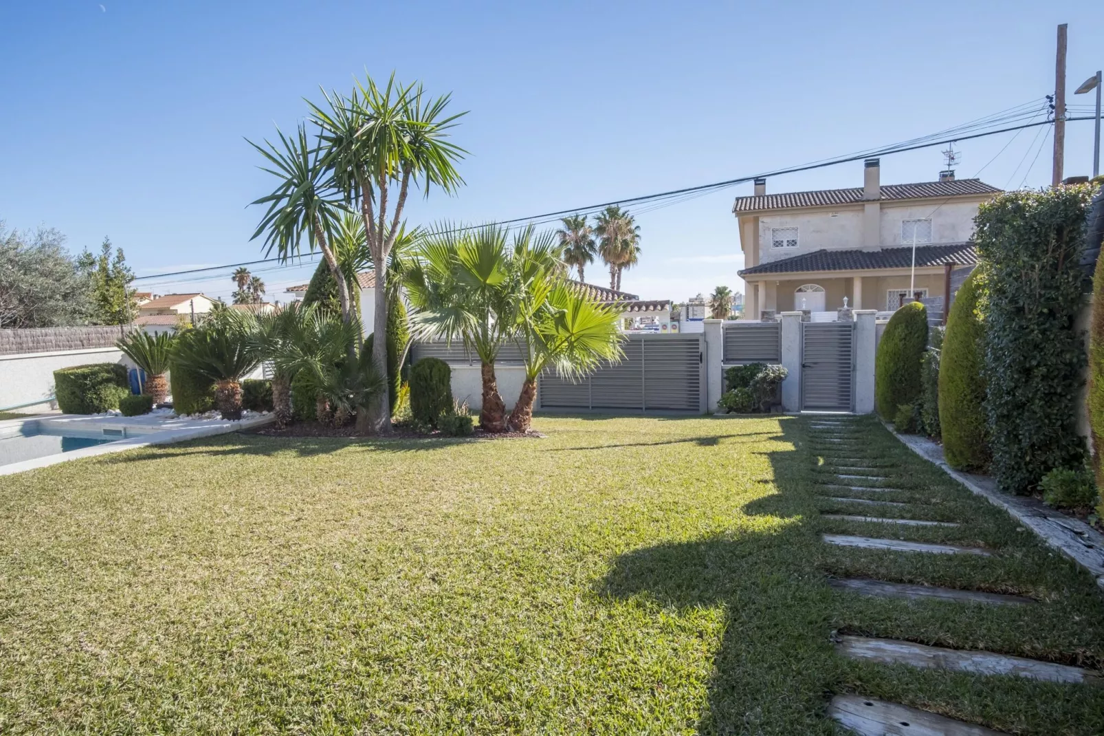 Casa Linda-Gardens in summer