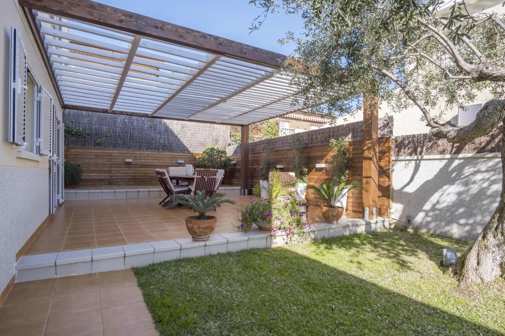 Casa Linda-Gardens in summer