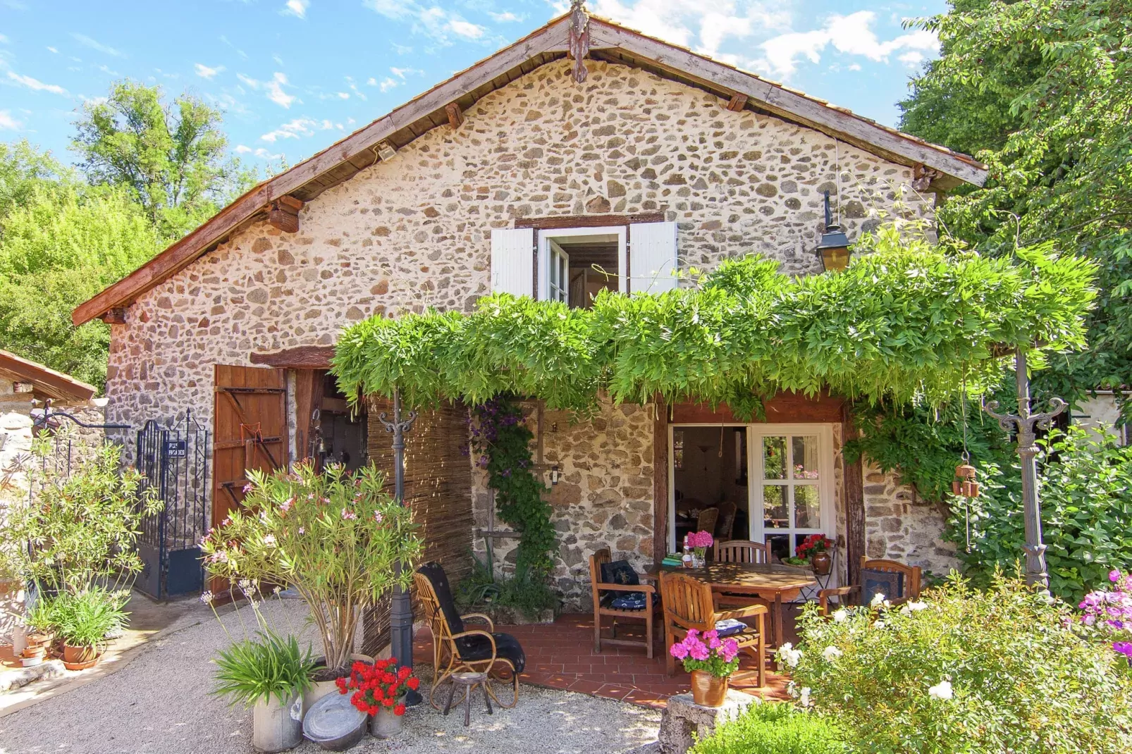 Montizon-Exterior summer