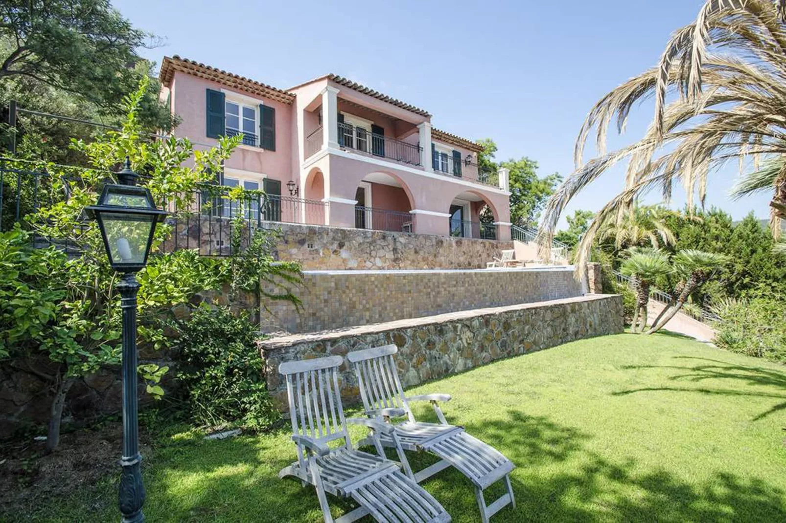 Villa Convivium Anthéor-Gardens summer