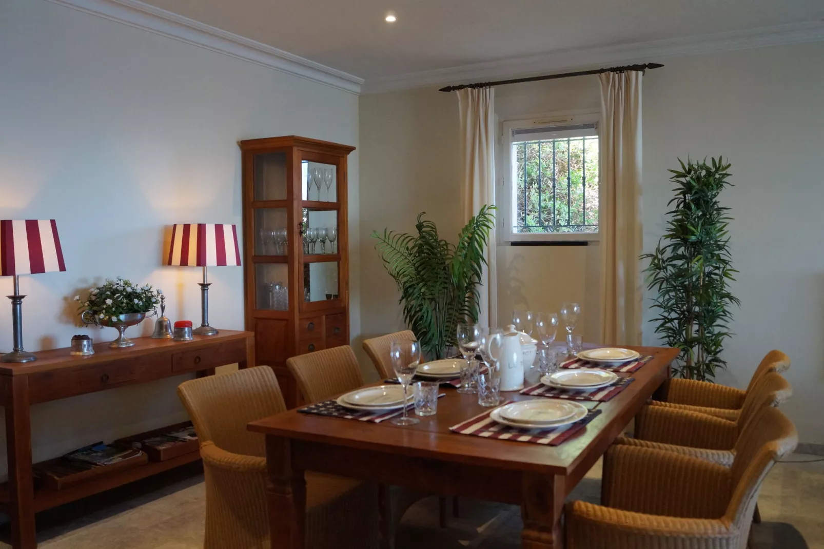Villa Convivium Anthéor-Dining room