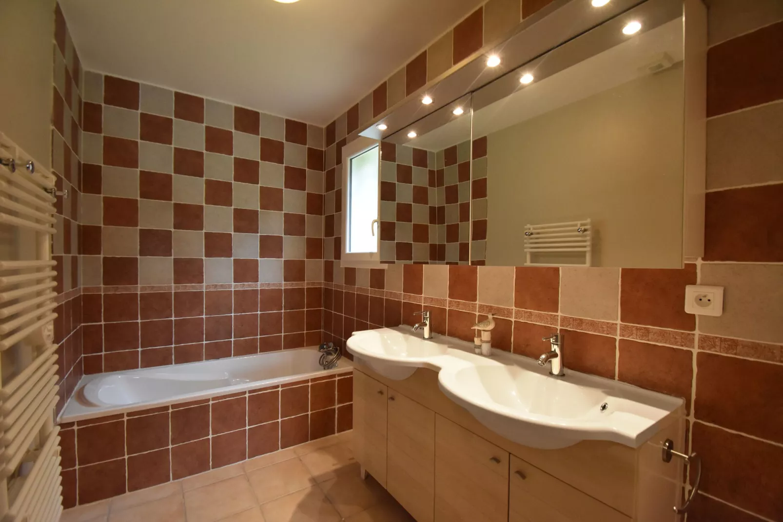 Luxury villa with garden and covered terrace-Bathroom
