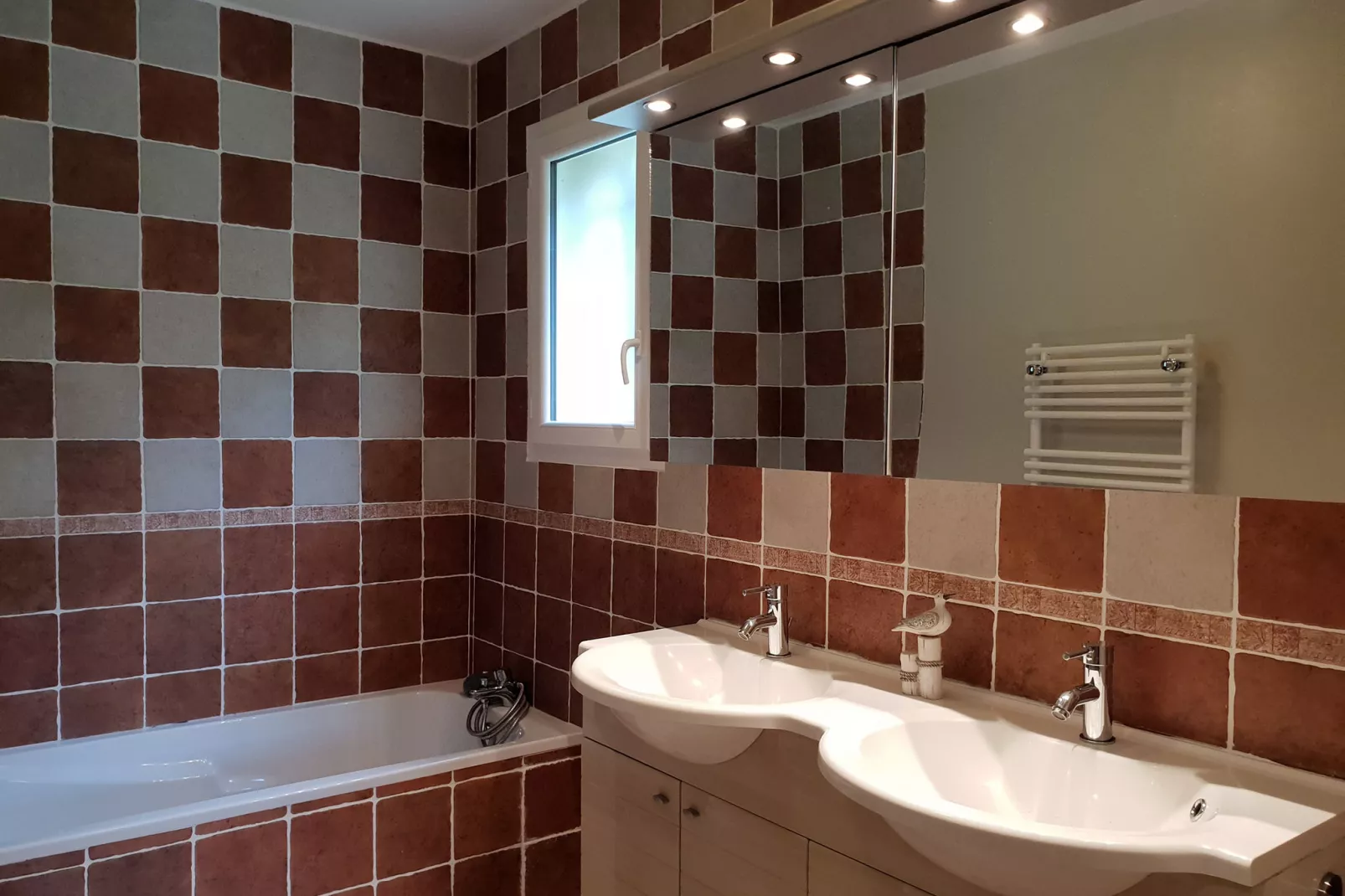 Luxury villa with garden and covered terrace-Bathroom