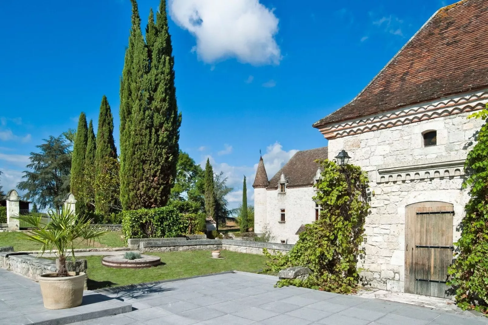 Château la Colombie-Exterior summer