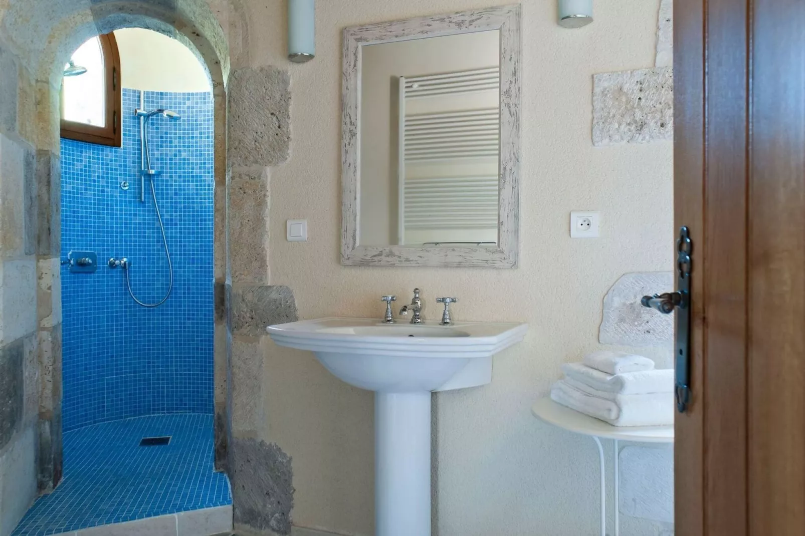 Château la Colombie-Bathroom