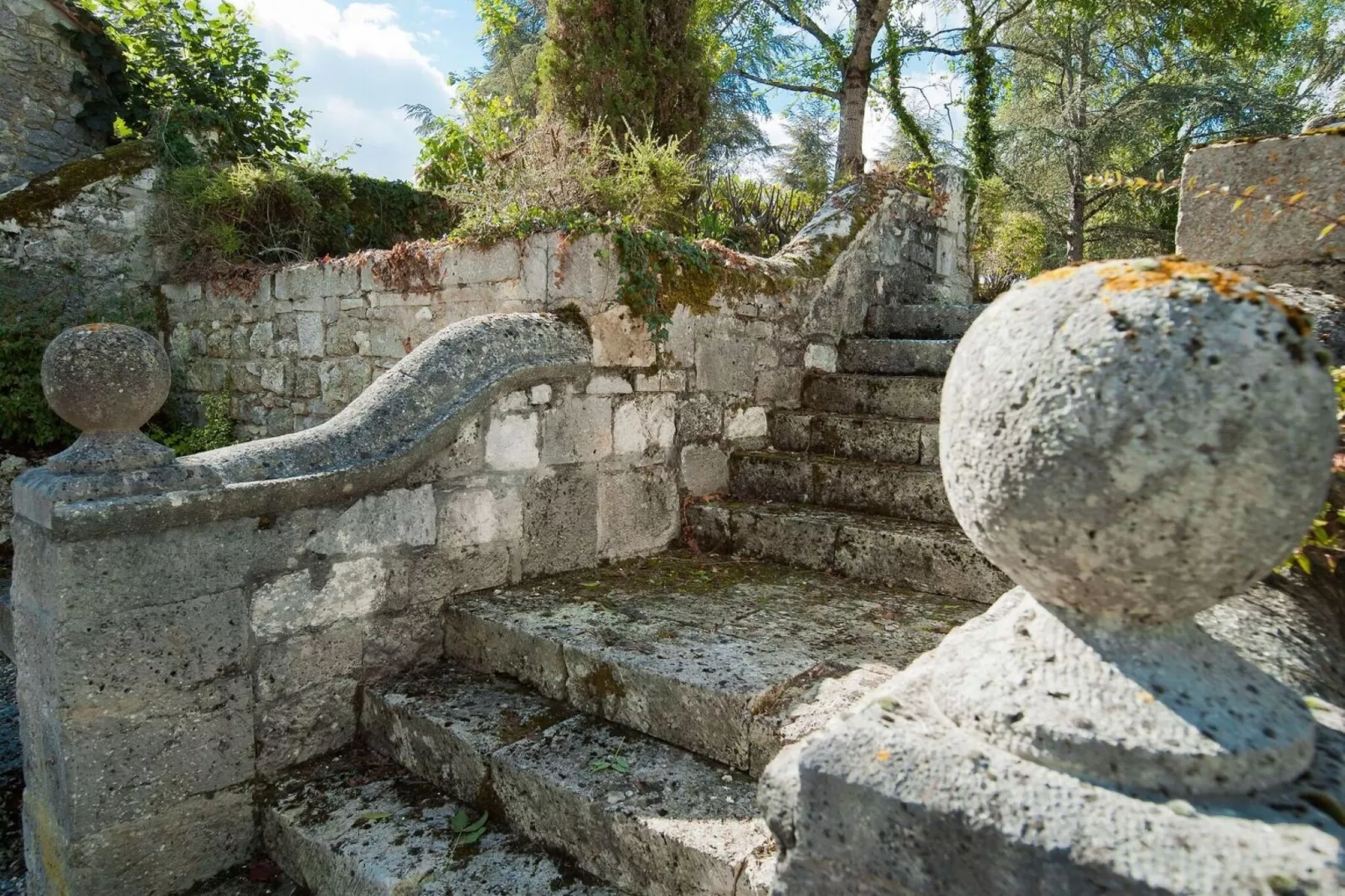 Château la Colombie-Gardens summer