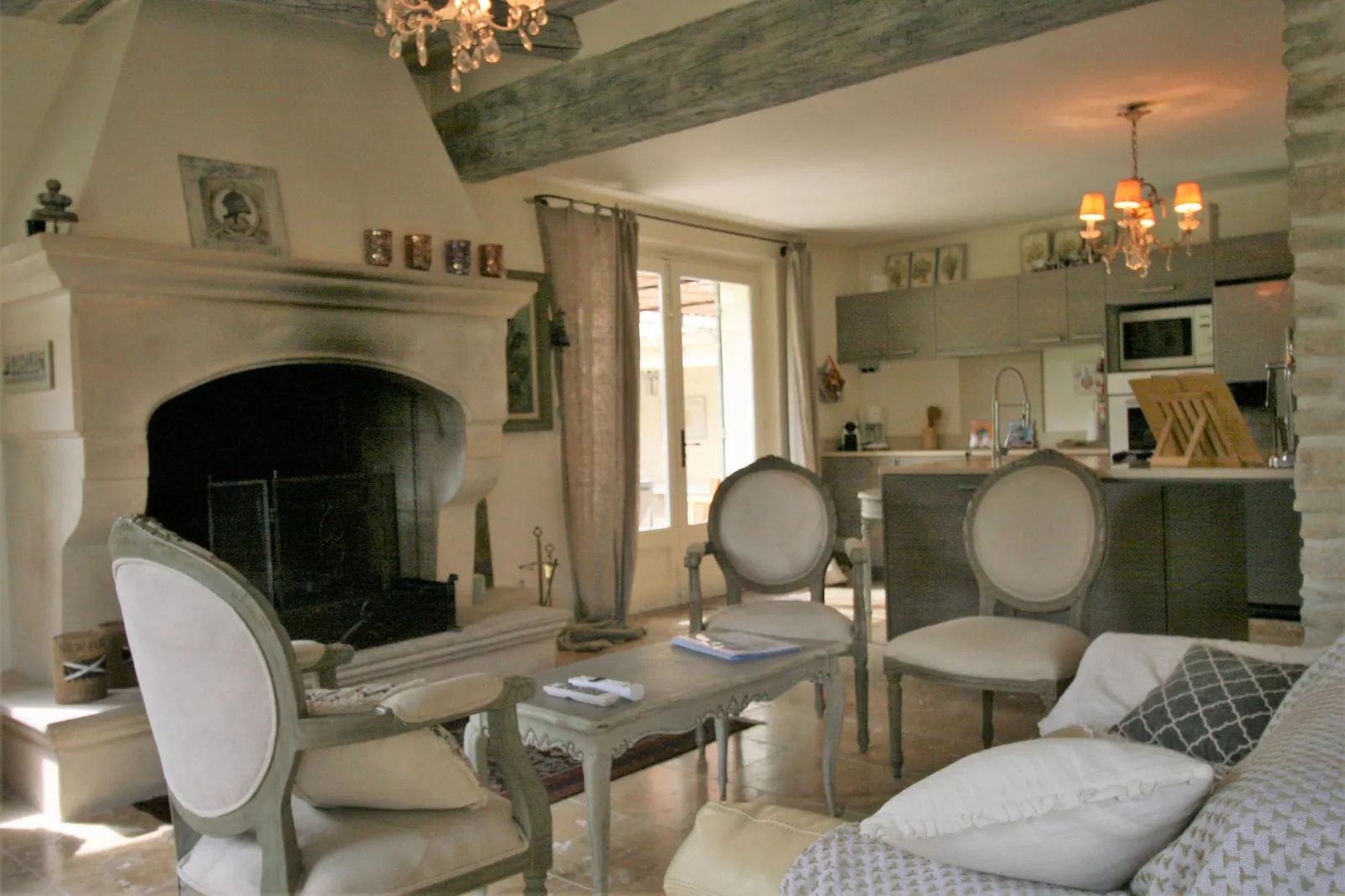 La Charm-Living room