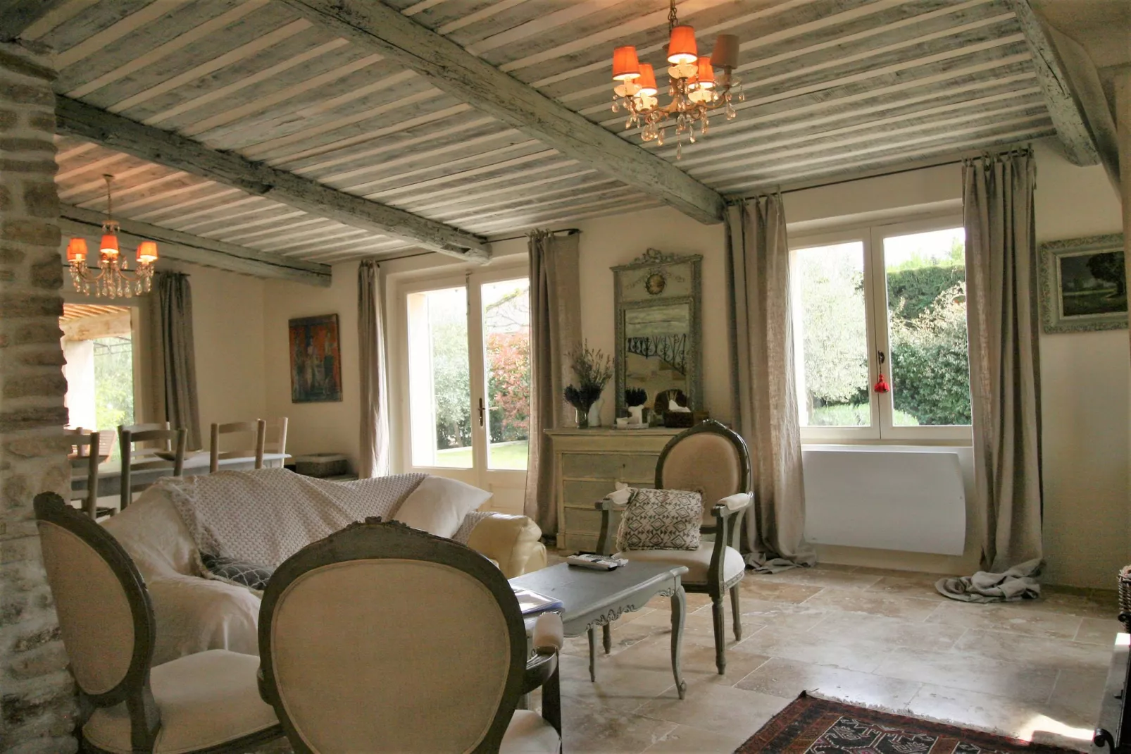 La Charm-Living room