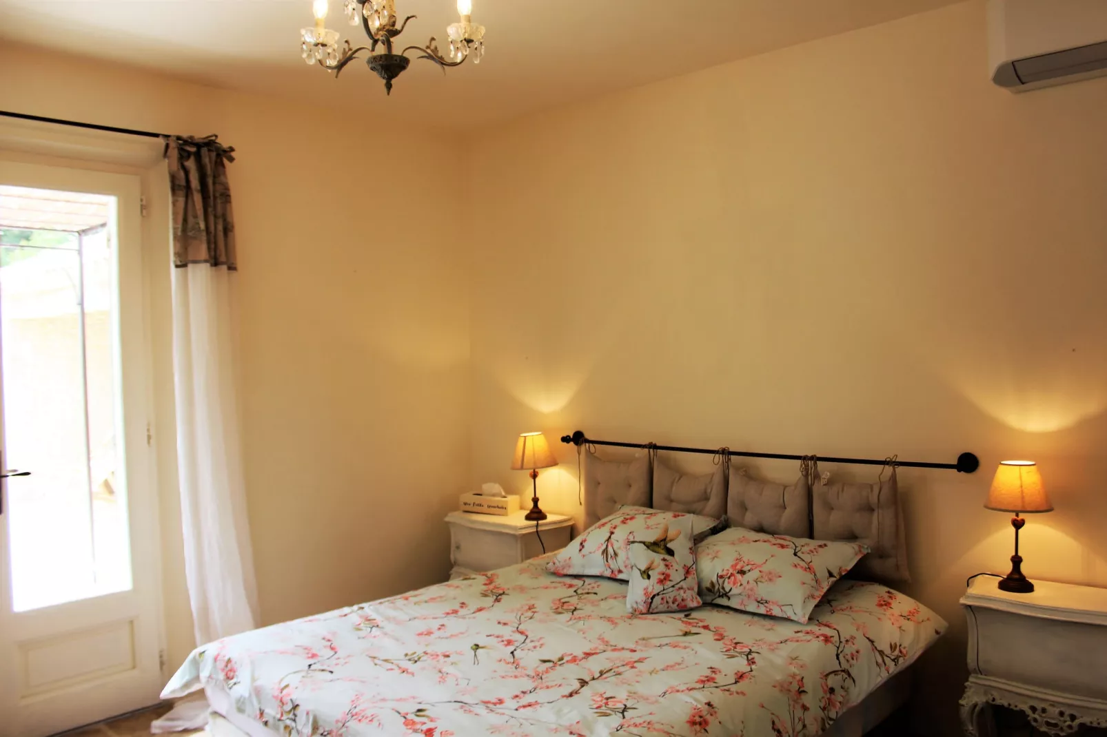 La Charm-Bedroom