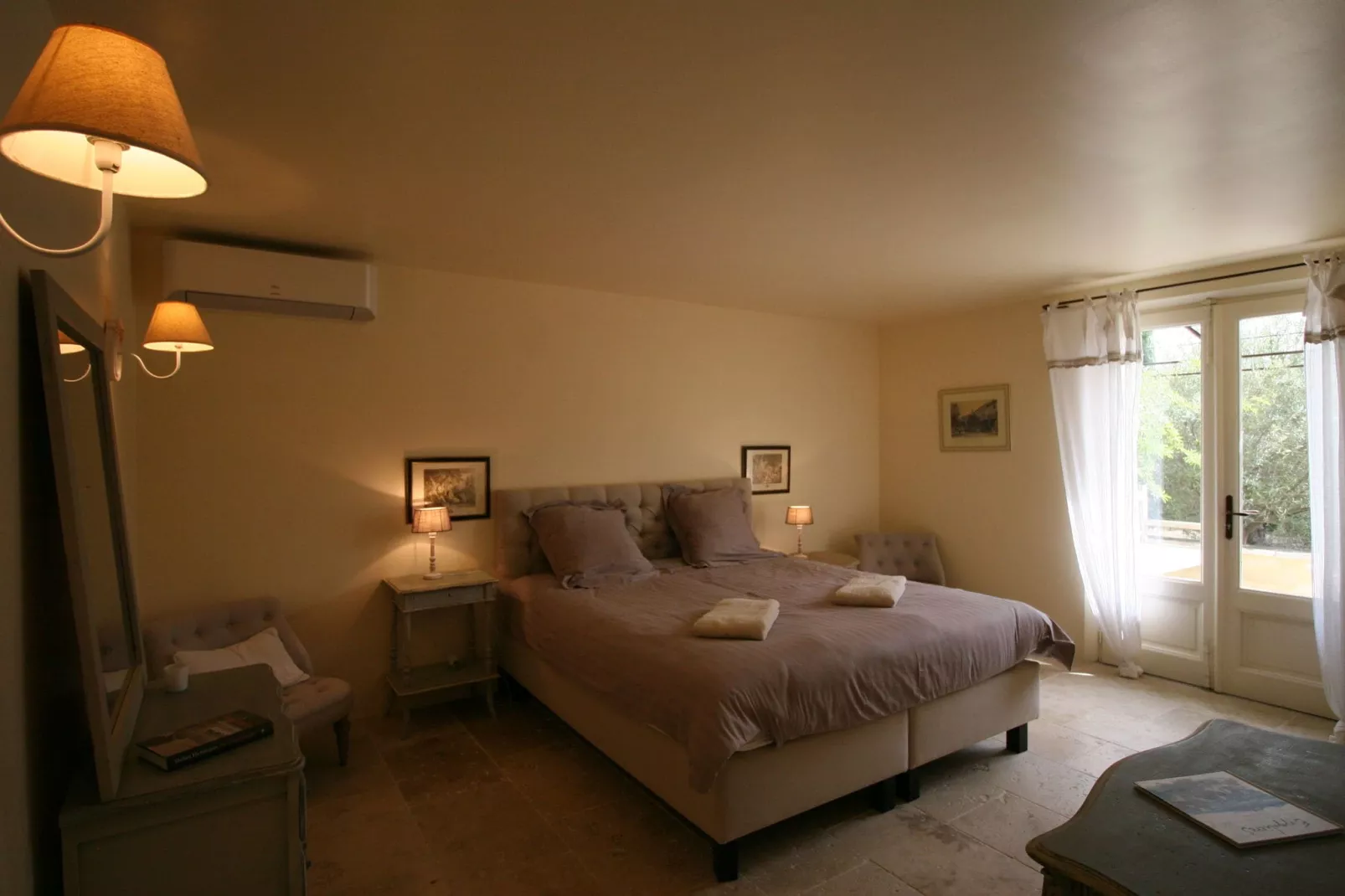 La Charm-Bedroom