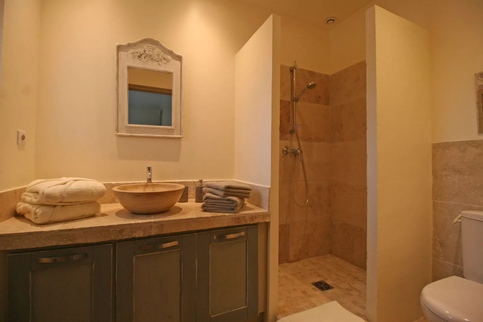 La Charm-Bathroom