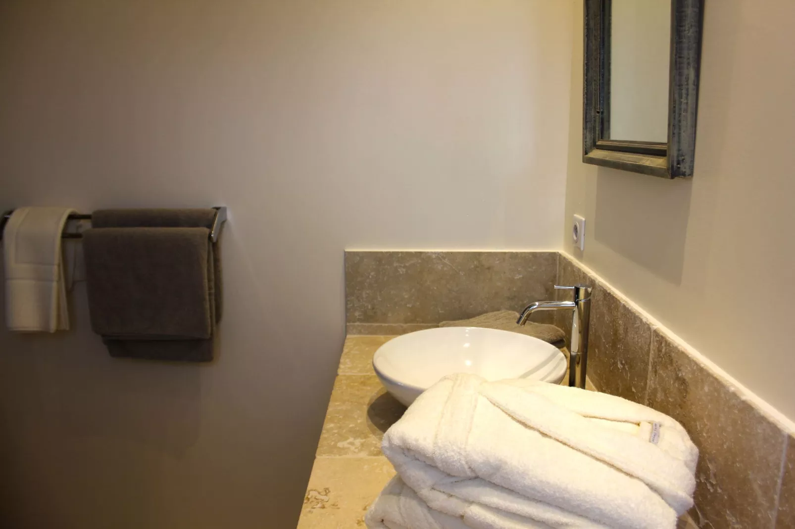 La Charm-Bathroom