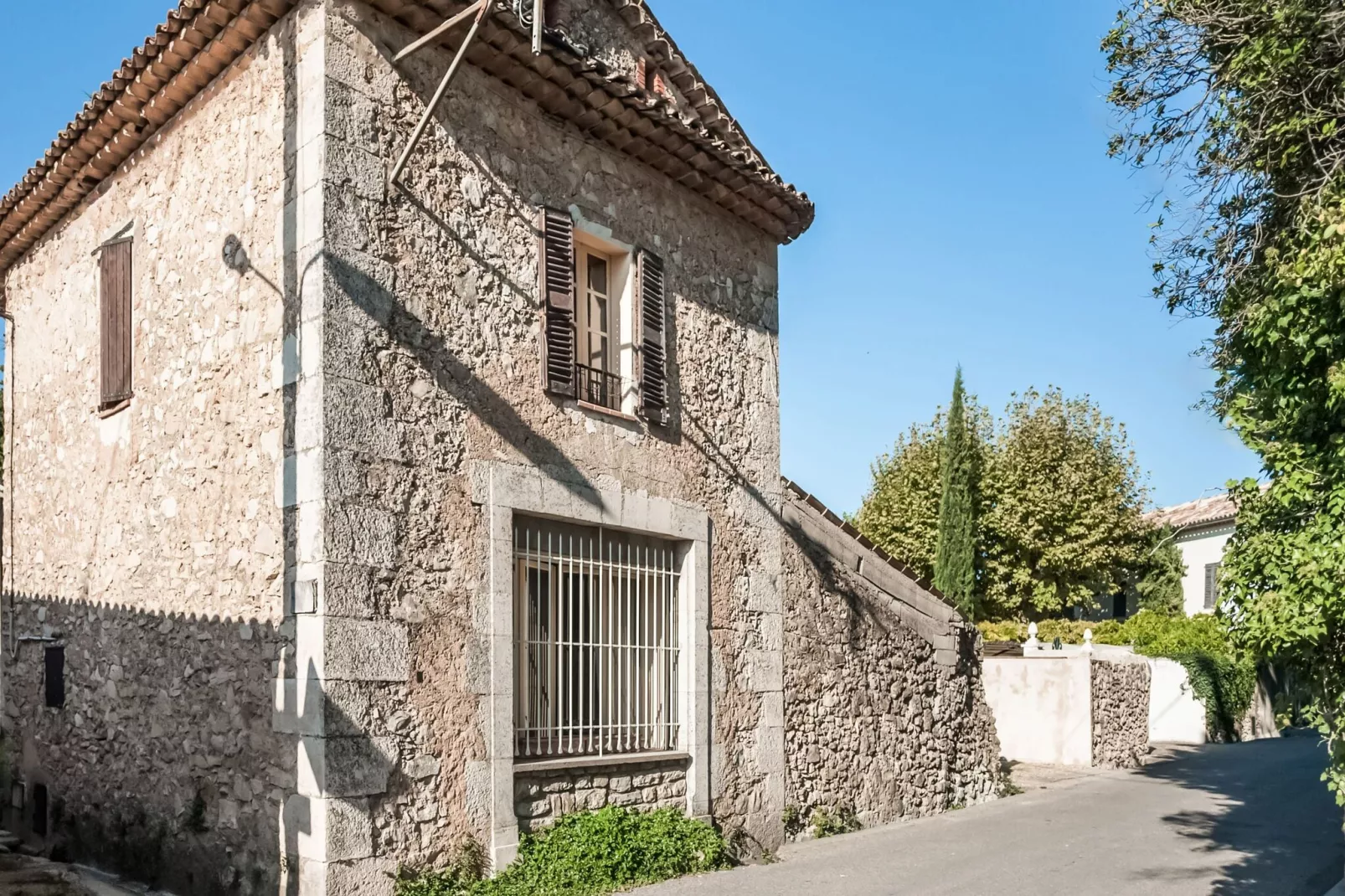 Chapelle de Lorgues-Exterior summer