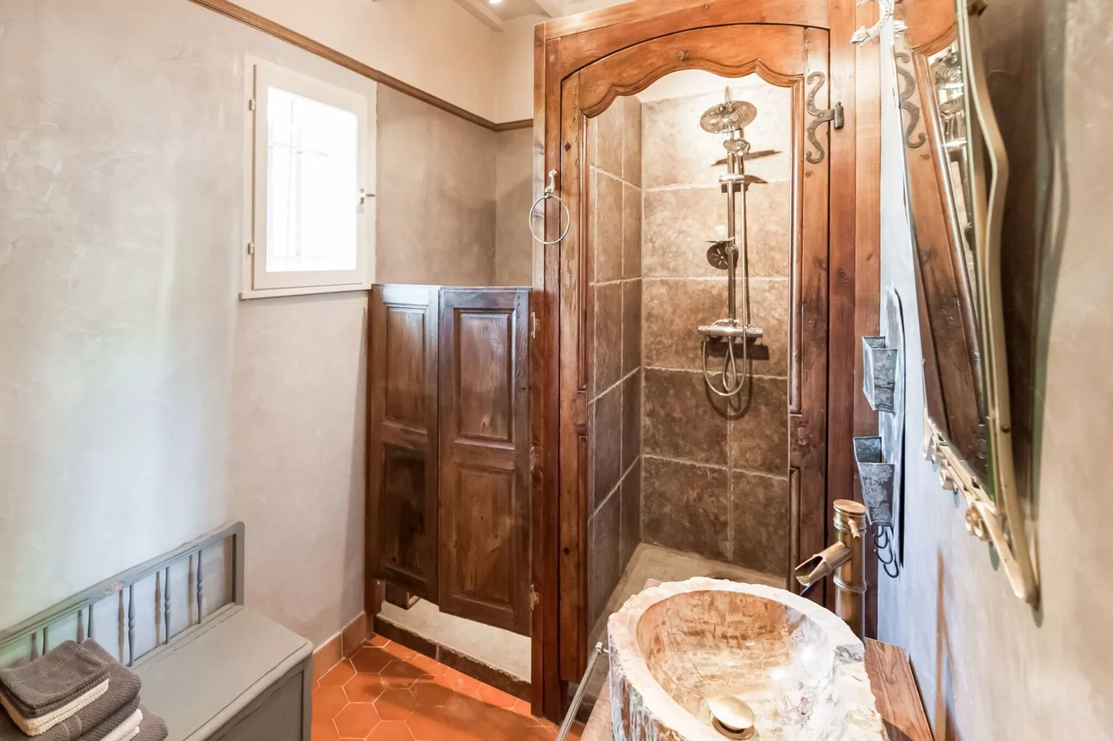 Chapelle de Lorgues-Bathroom
