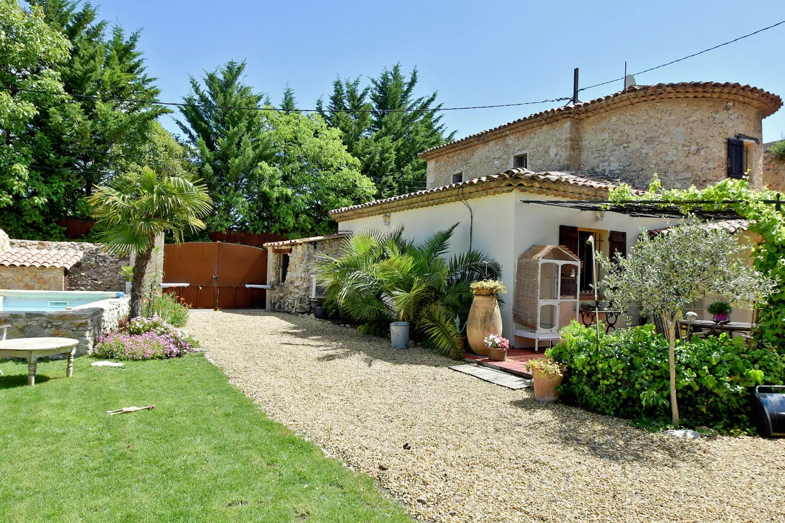 Chapelle de Lorgues-Exterior summer