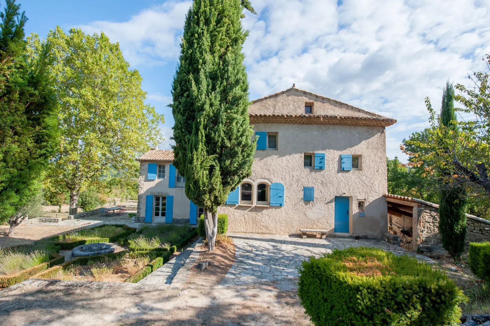 Luberon-Exterior summer