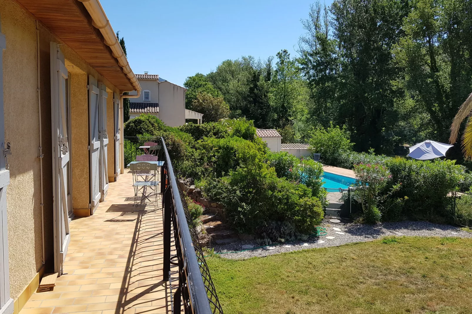 Au bord de L'Orb-View summer
