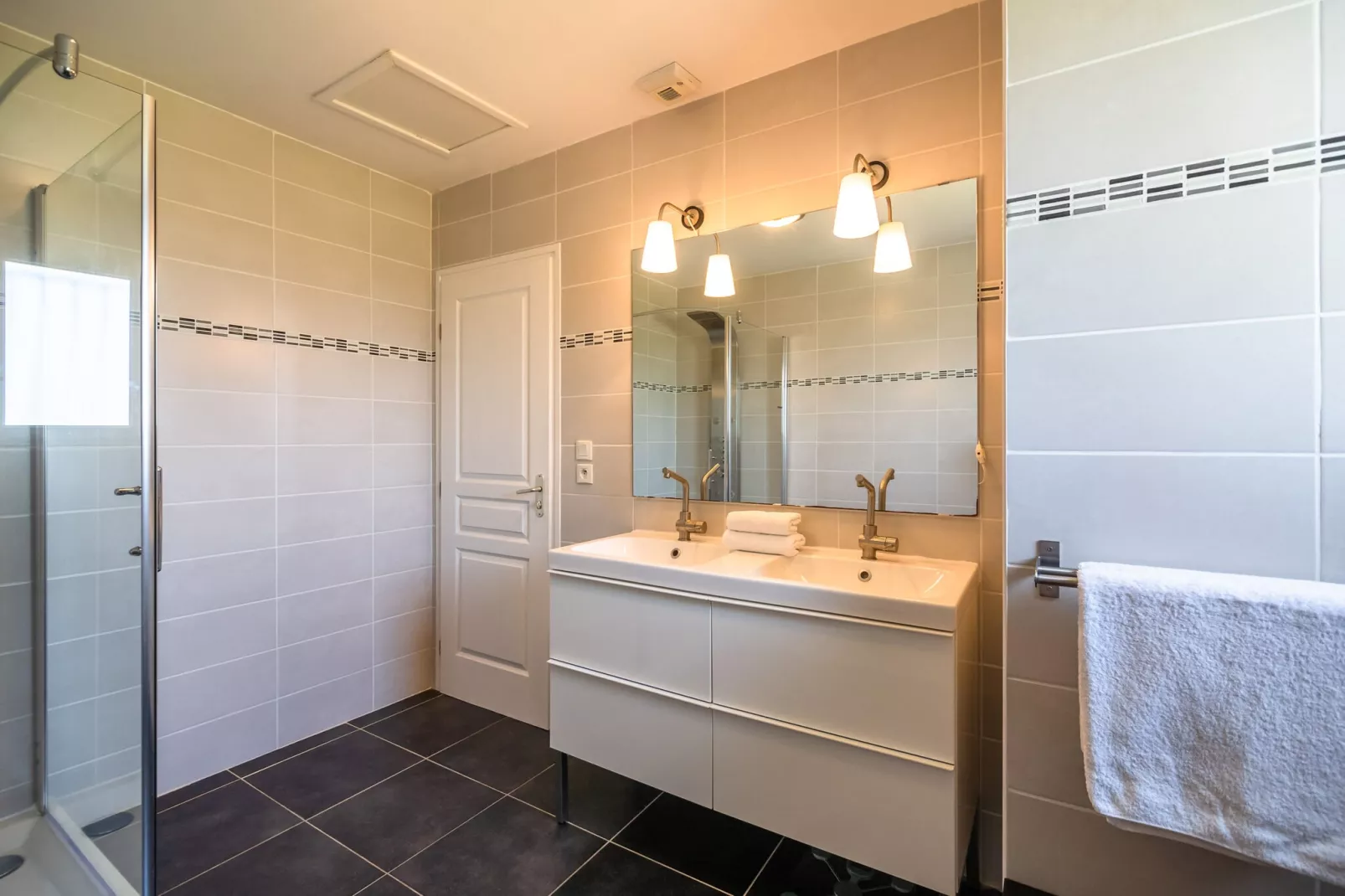 Villa Beau Coupe-Bathroom