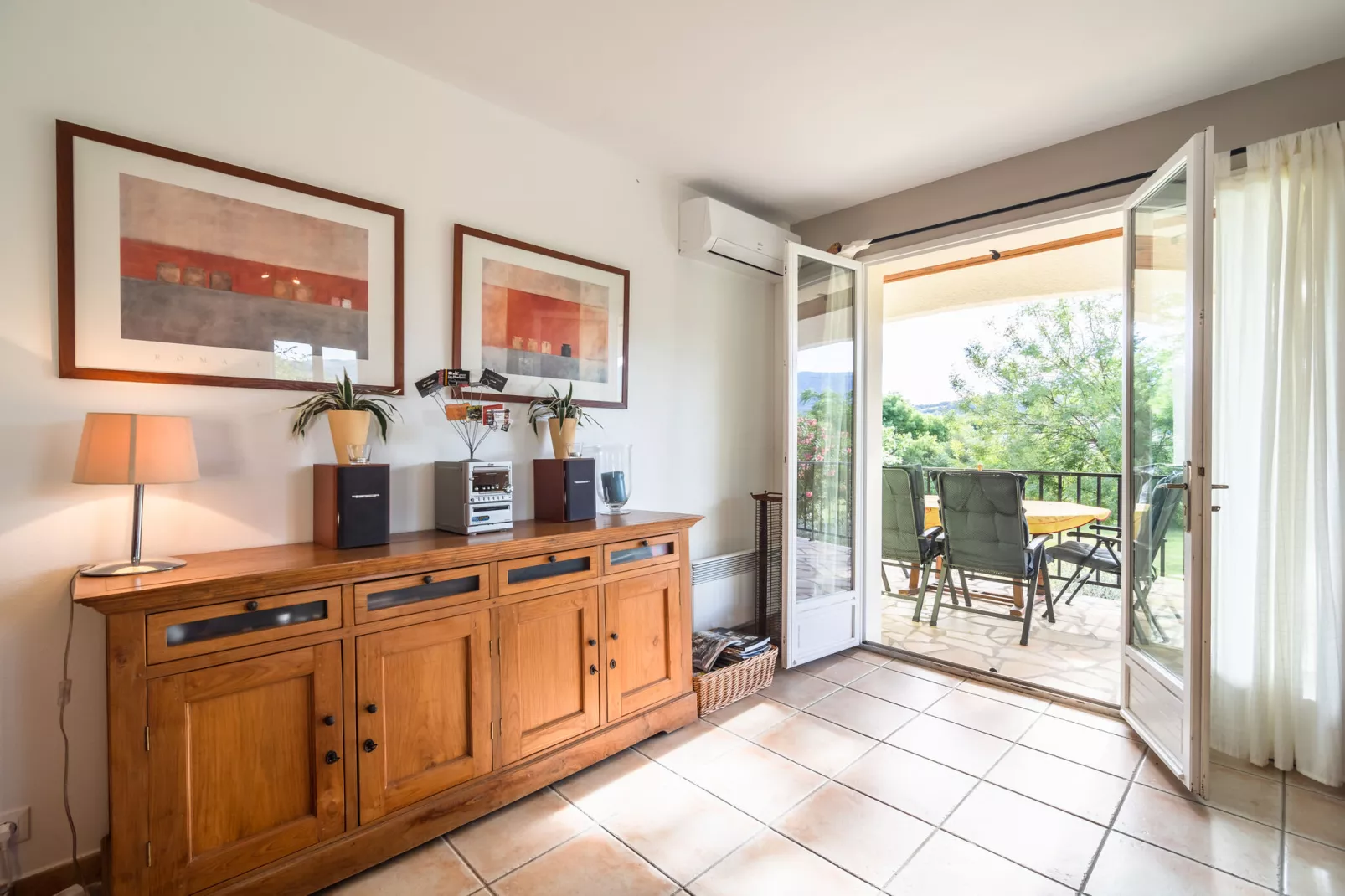 Mardille-Living room