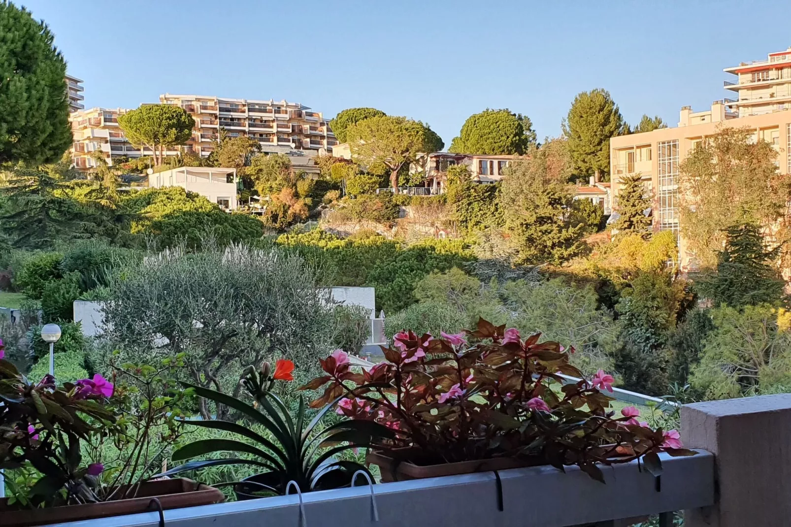 Appartement standing avec terrasse et vue mer à Nice-Aussicht Sommer