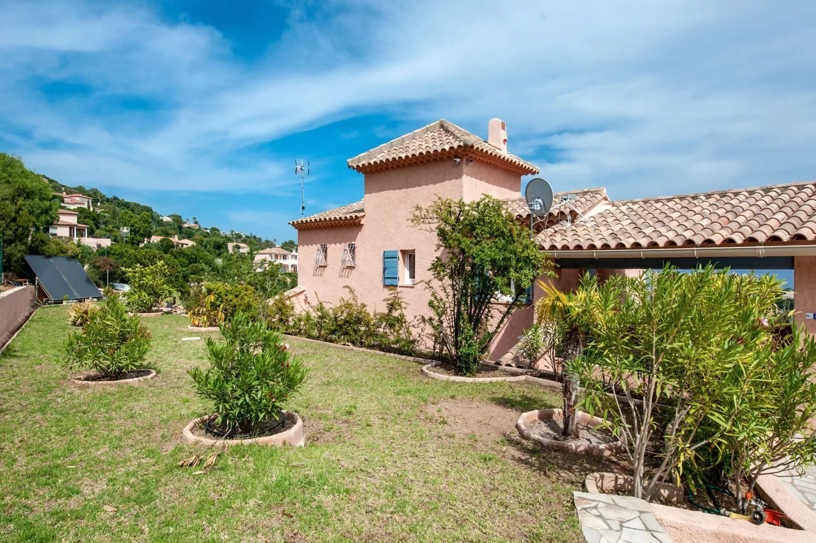 Villa Capussambres-Gärten Sommer