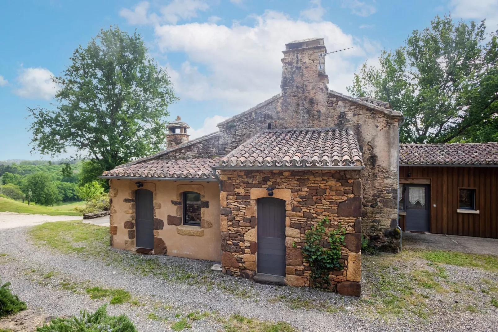 Maison au calme à Mazeyrolles-Exterior summer