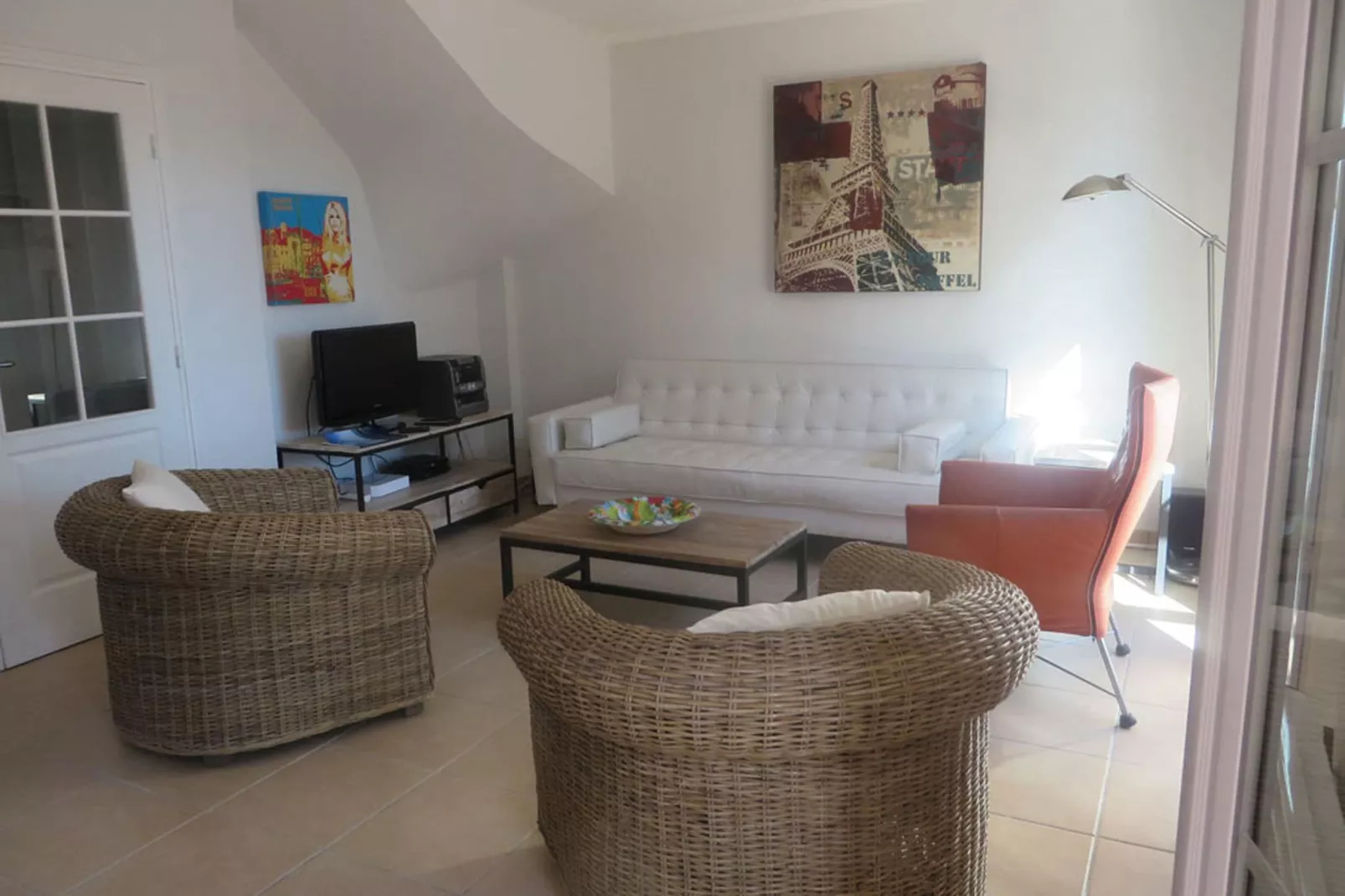 Caroline-Living room